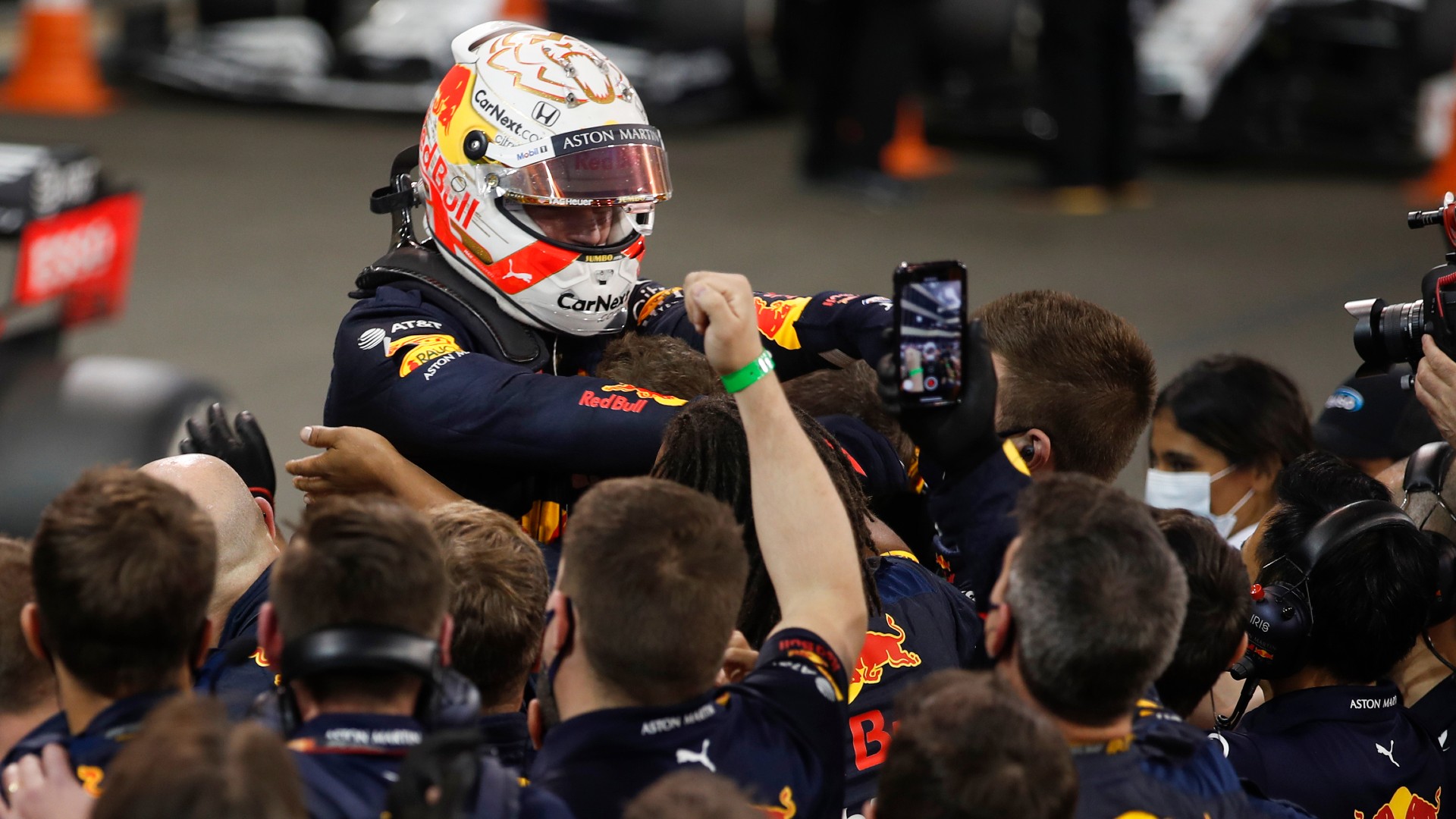 Verstappen oktatta a Mercedeseket az idényzárón