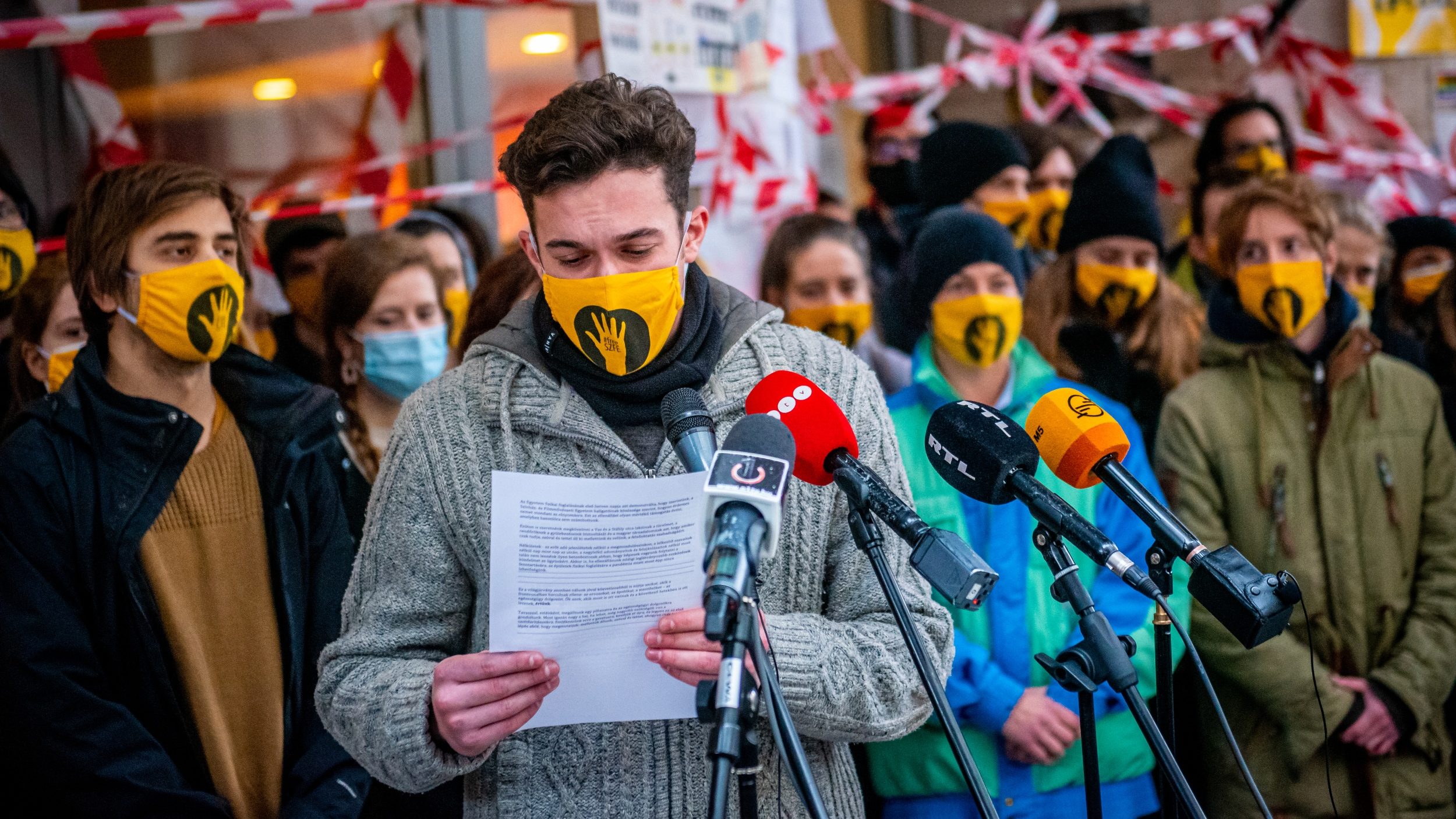 „Ne bújjanak ki a felelősség alól!” – a sztrájktárgyalások megkezdését sürgetik az SZFE polgárai