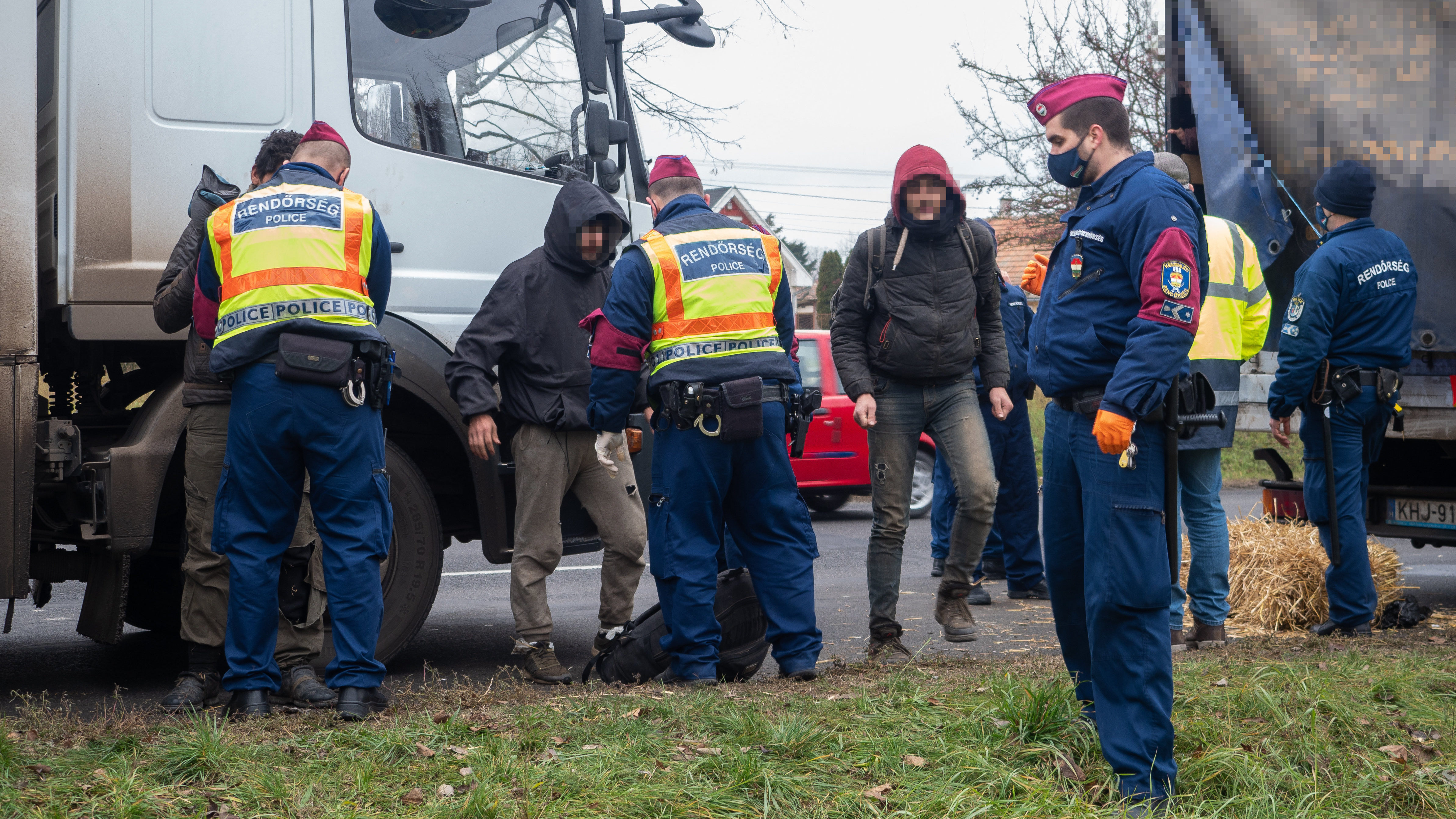 Elfogtak 59 migránst és az őket szállító embercsempészt Kiskunhalason