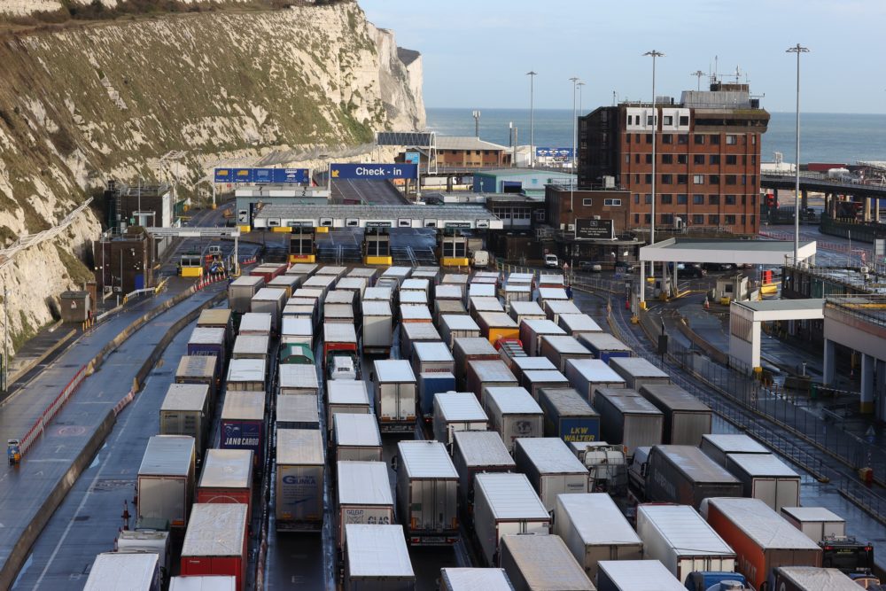 Egy egész megyén végigér a kamionsor: teljesen megbénult a forgalom a francia határlezárás miatt Délkelet-Angliában