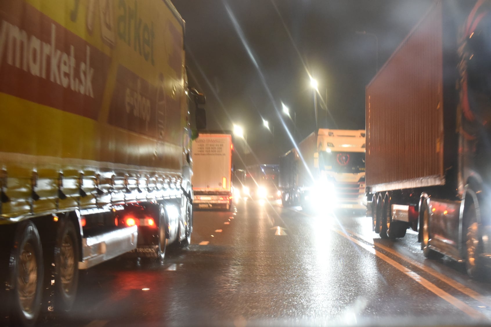 Kamionkáosz: Franciaország megnyitja a határait az áruszállítók és a francia állampolgárok előtt