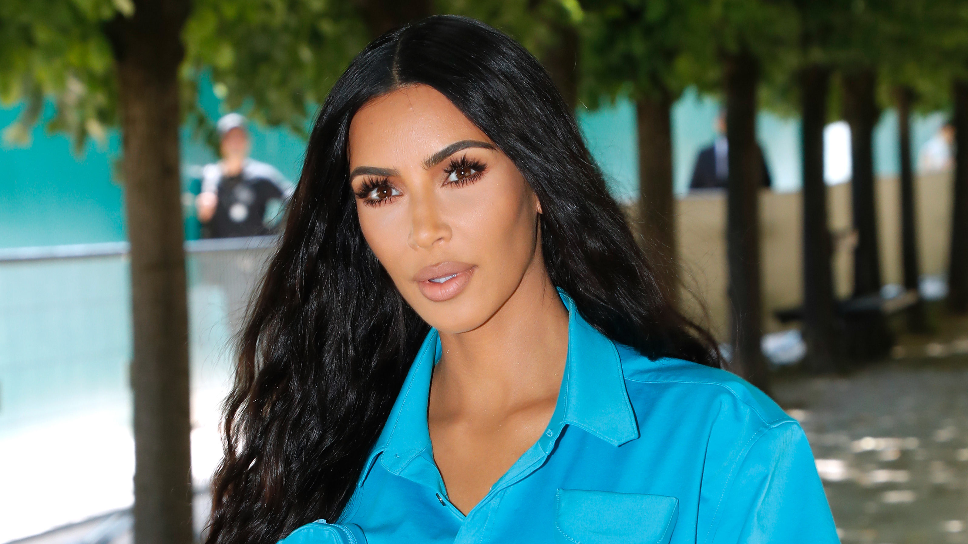 Kim Kardashian 150 ezer forintot küldött egy csomó mindenkinek, aki kérte