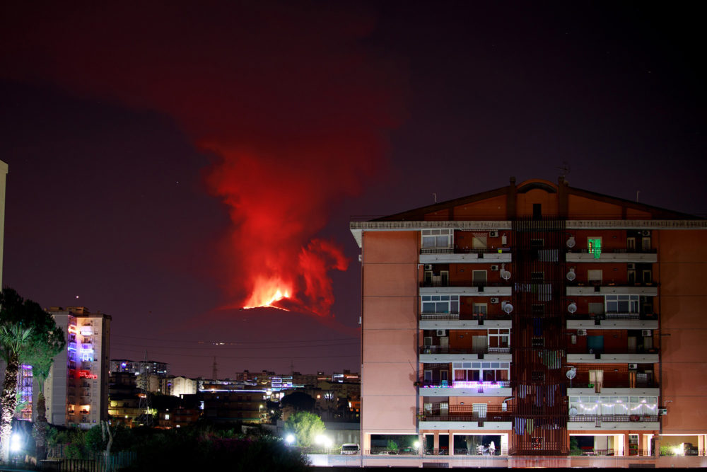 Kitört az Etna vulkán: ömlik a láva és a föld is reng a közelében