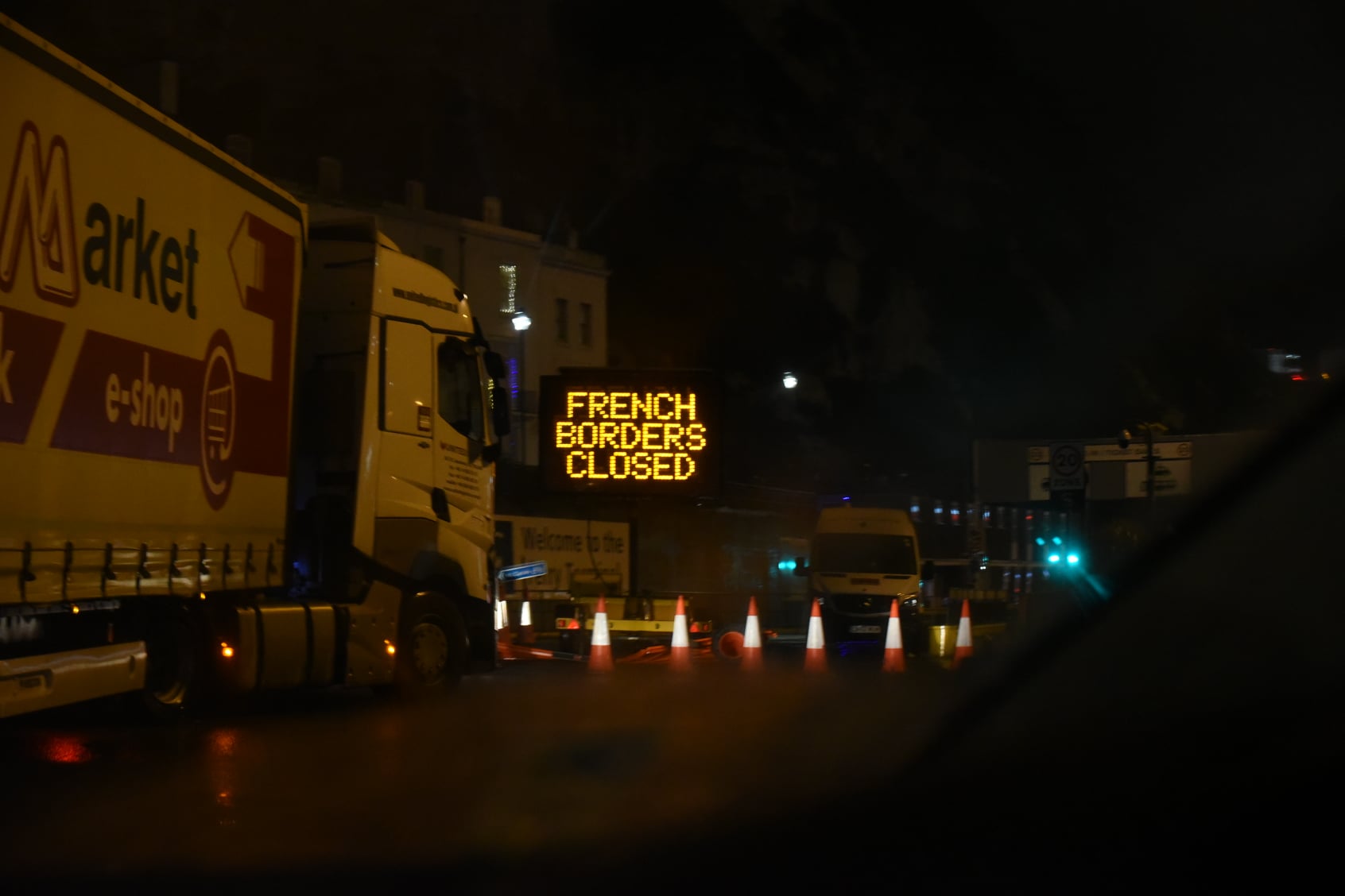 Majdnem összeverekedtek a kamionsofőrök a rendőrökkel Doverben
