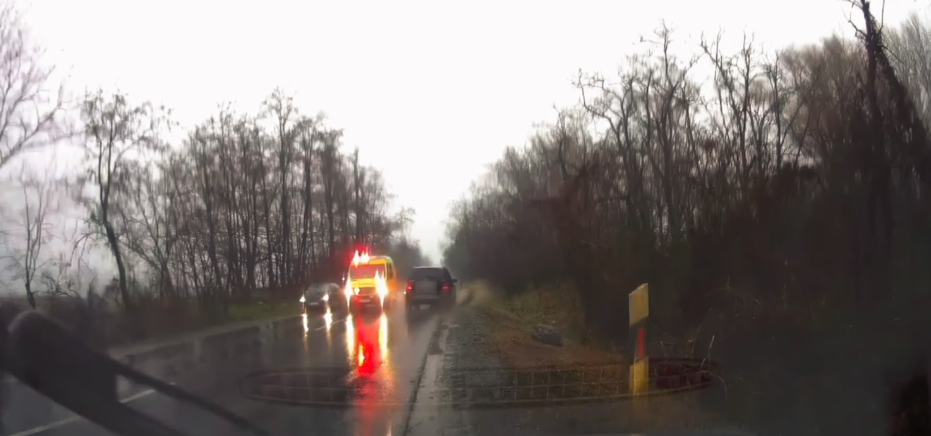 Majdnem karambolozott egy városi terepjáró, miután megelőzte a mentőnek lehúzódó autót