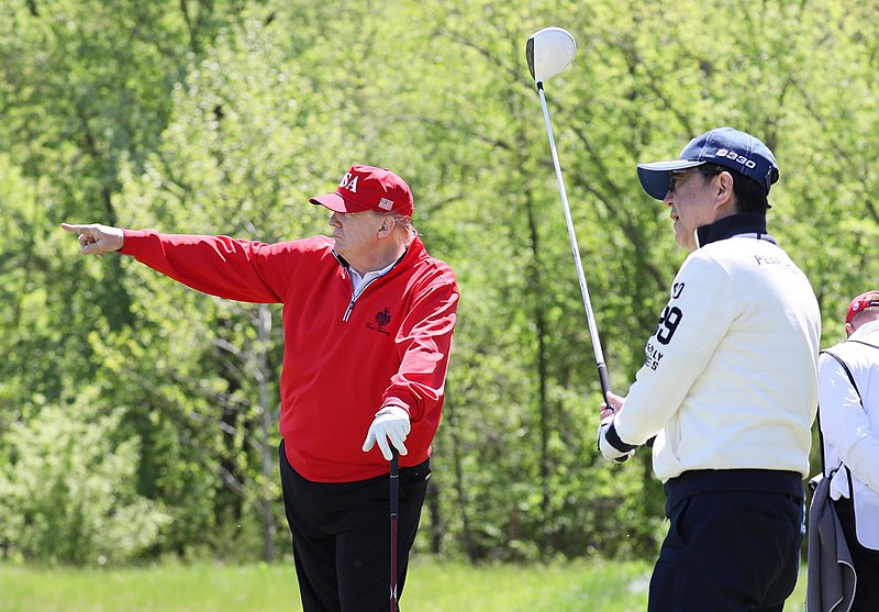 Trump golfozik, miközben amerikaiak milliói várnak a gazdasági segélycsomagra