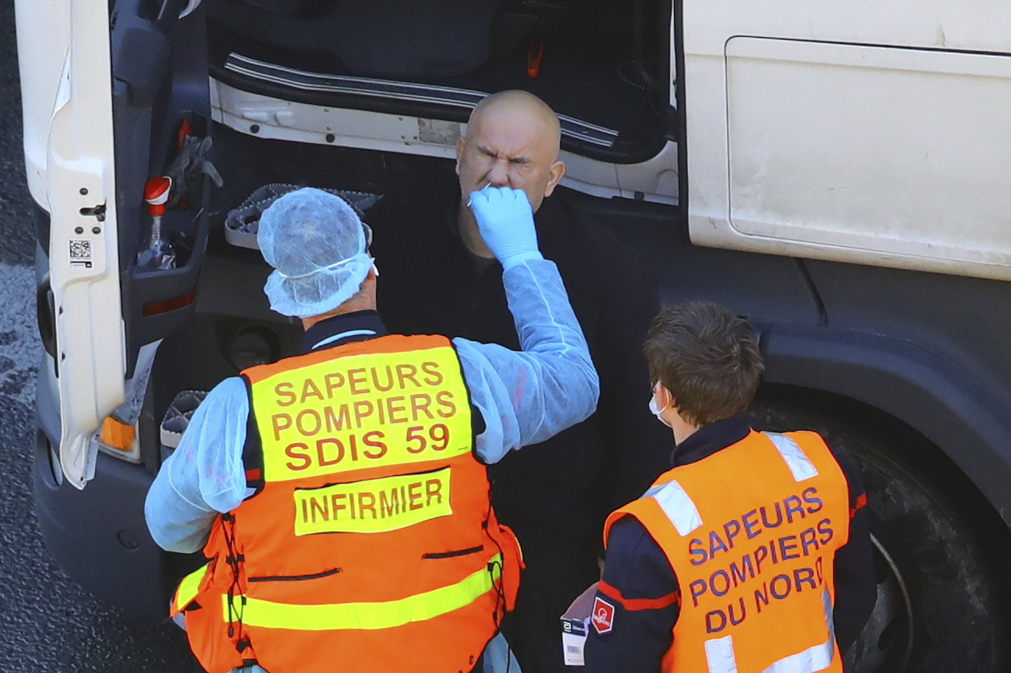 Eddig 10 ezer tesztet végeztek, 24 fertőzöttet találtak, 4500 kamion már átjutott Franciaországba