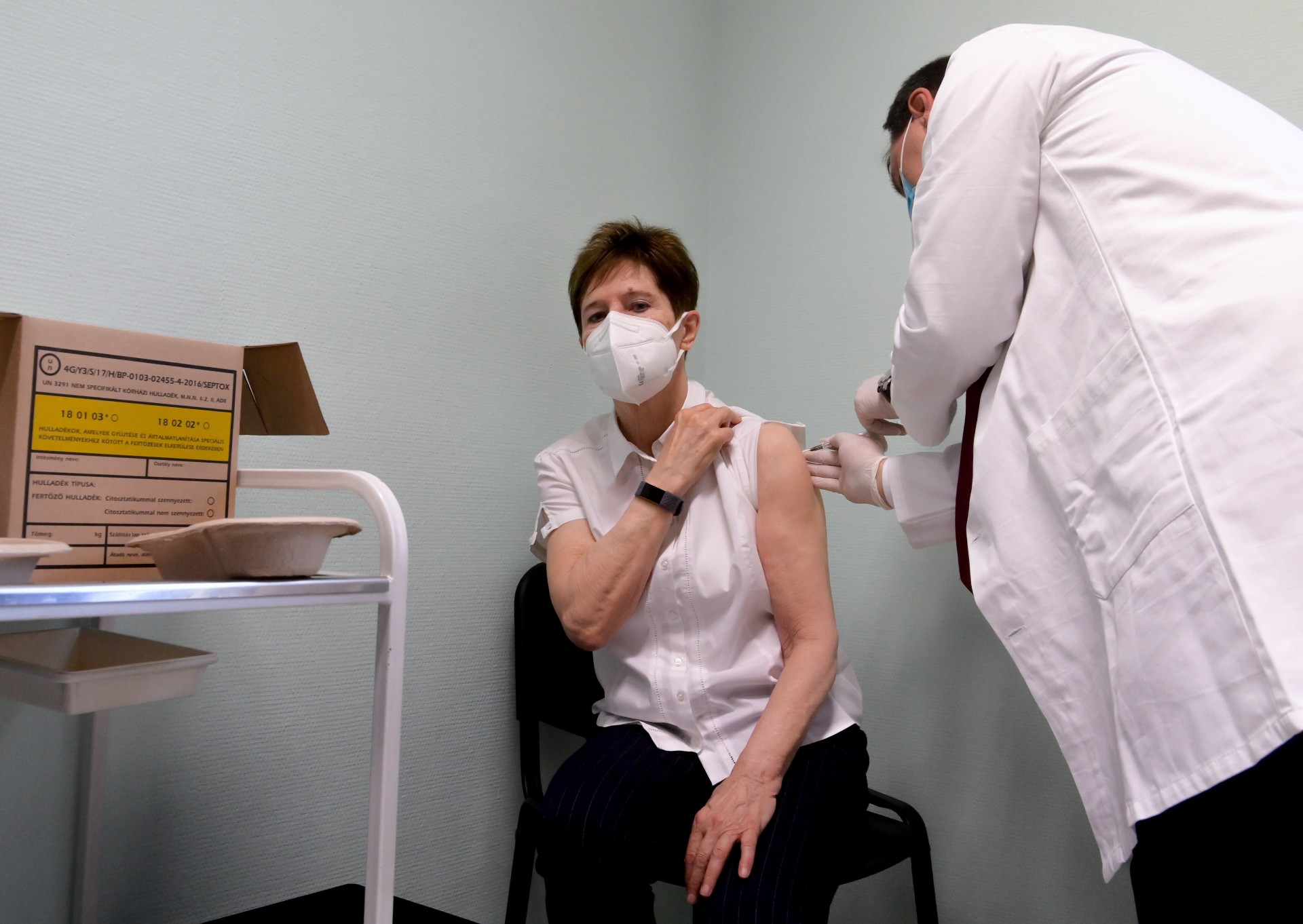Beoltották az első magyart a koronavírus elleni vakcinával