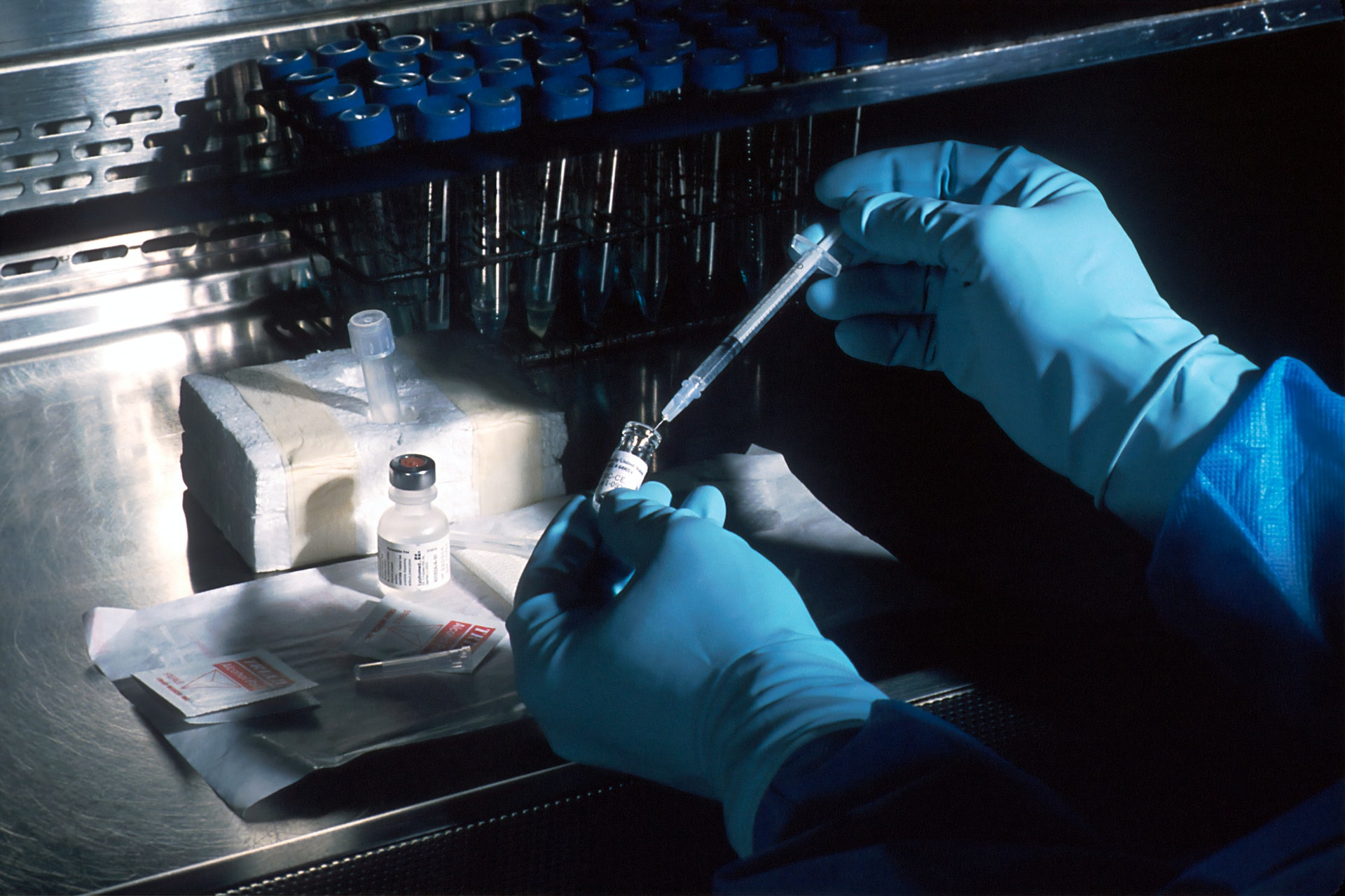 Koronavírus: azonnali immunitást biztosító gyógyszeren dolgozik az AstraZeneca