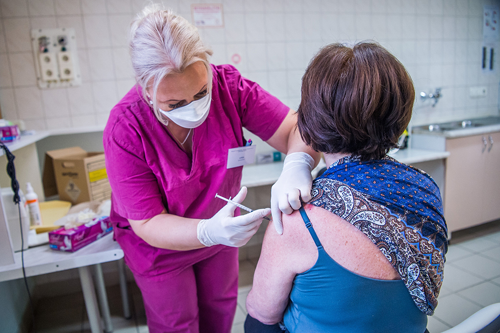Vakcina: senkinél nem jelentkeztek tünetek, folyamatos az egészségügyi dolgozók oltása a Dél-pesti Centrumkórházban