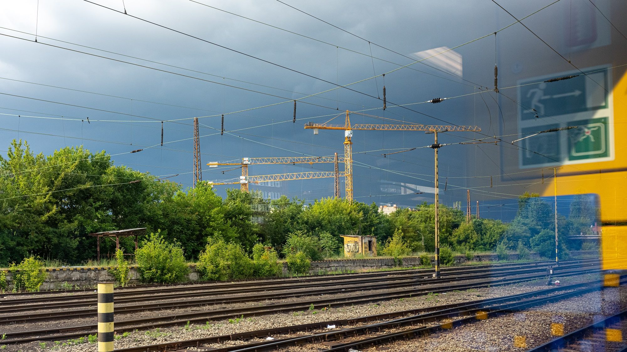 Megrúgta a kalauzt, mert le akarta szállítani a vonatról