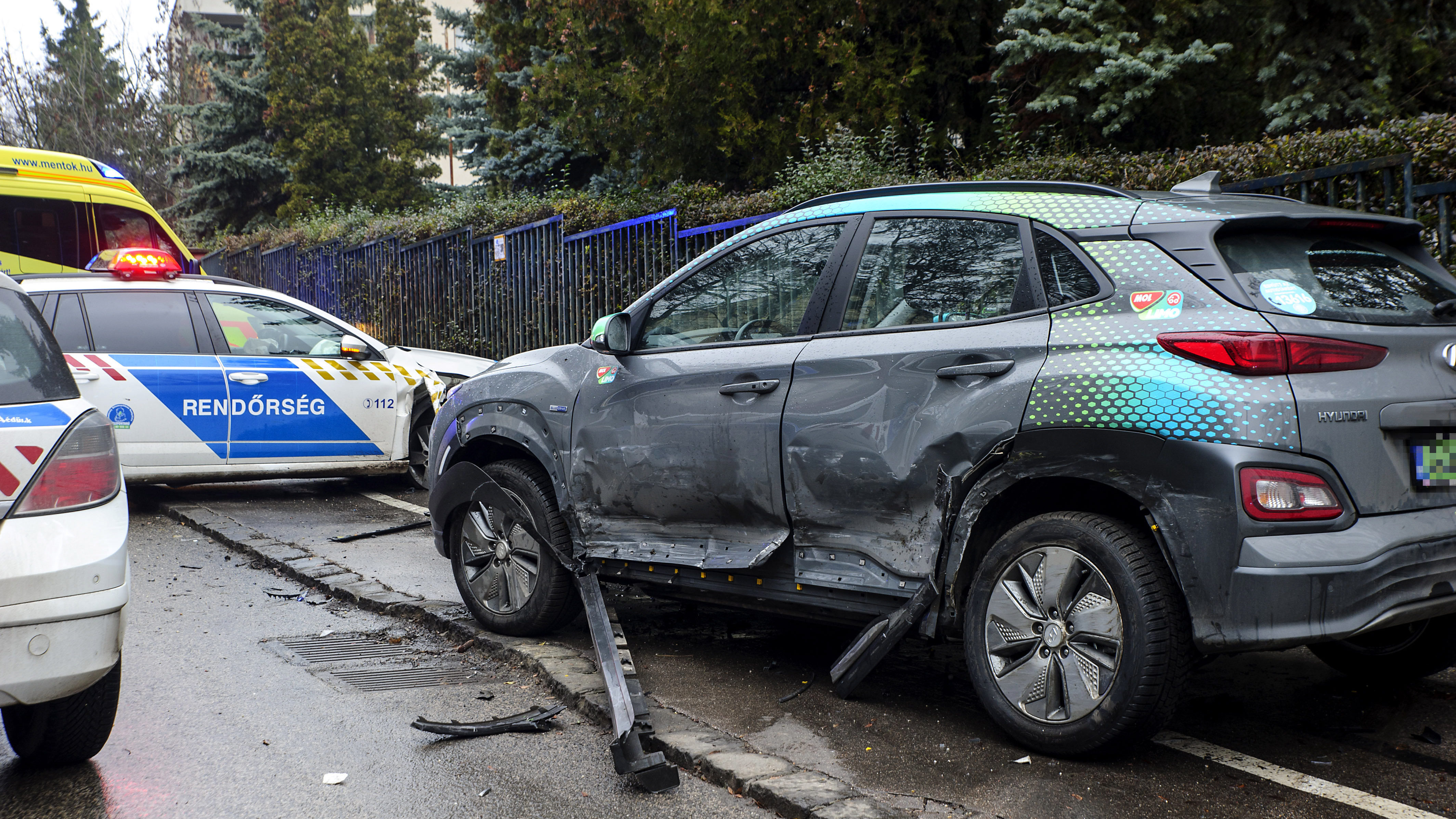 Két szirénázó rendőrautó karambolozott Budapesten