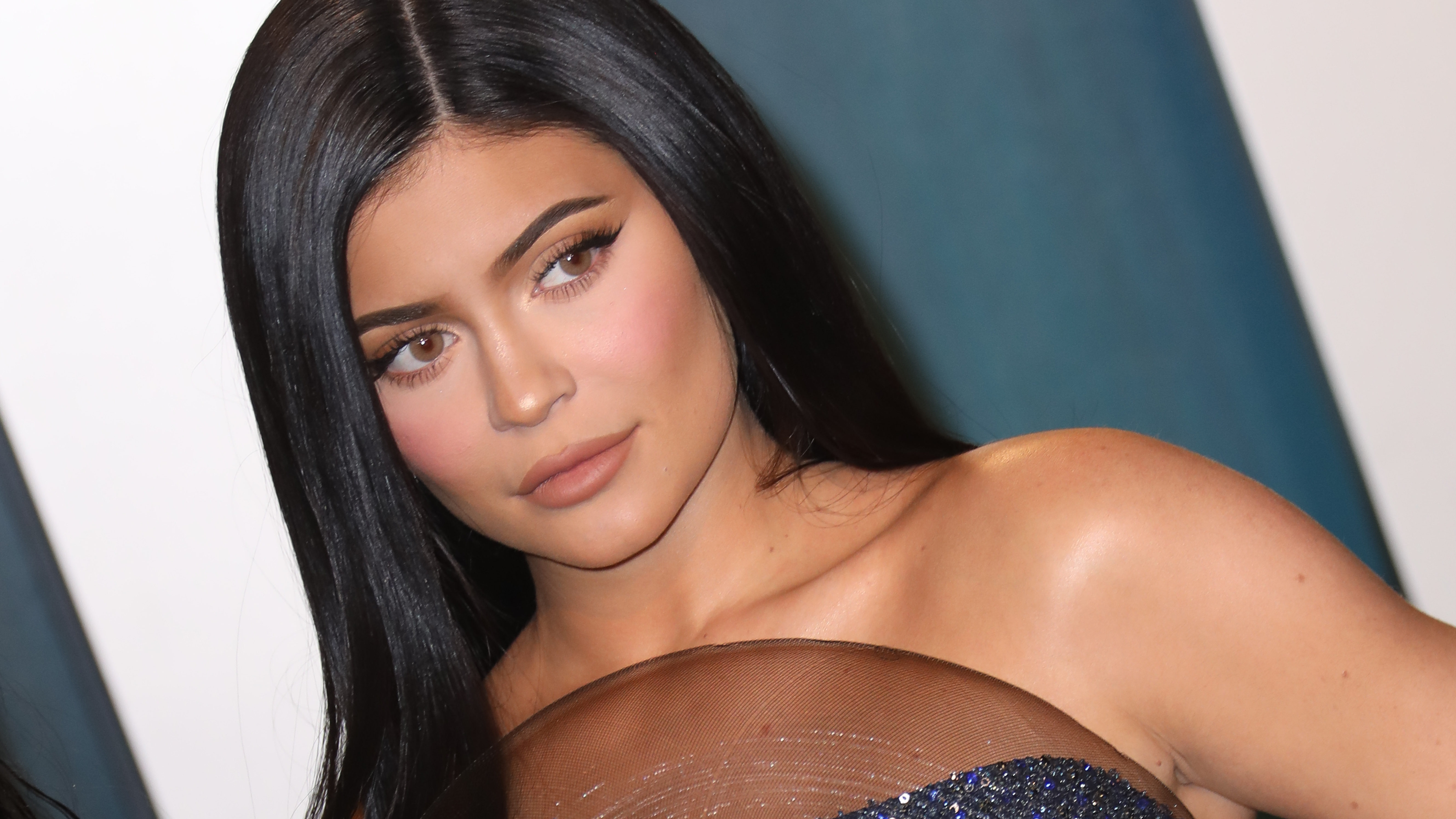 Kylie Jenner már 2021-et várja új posztjában, de valójában csak a melleiről van szó