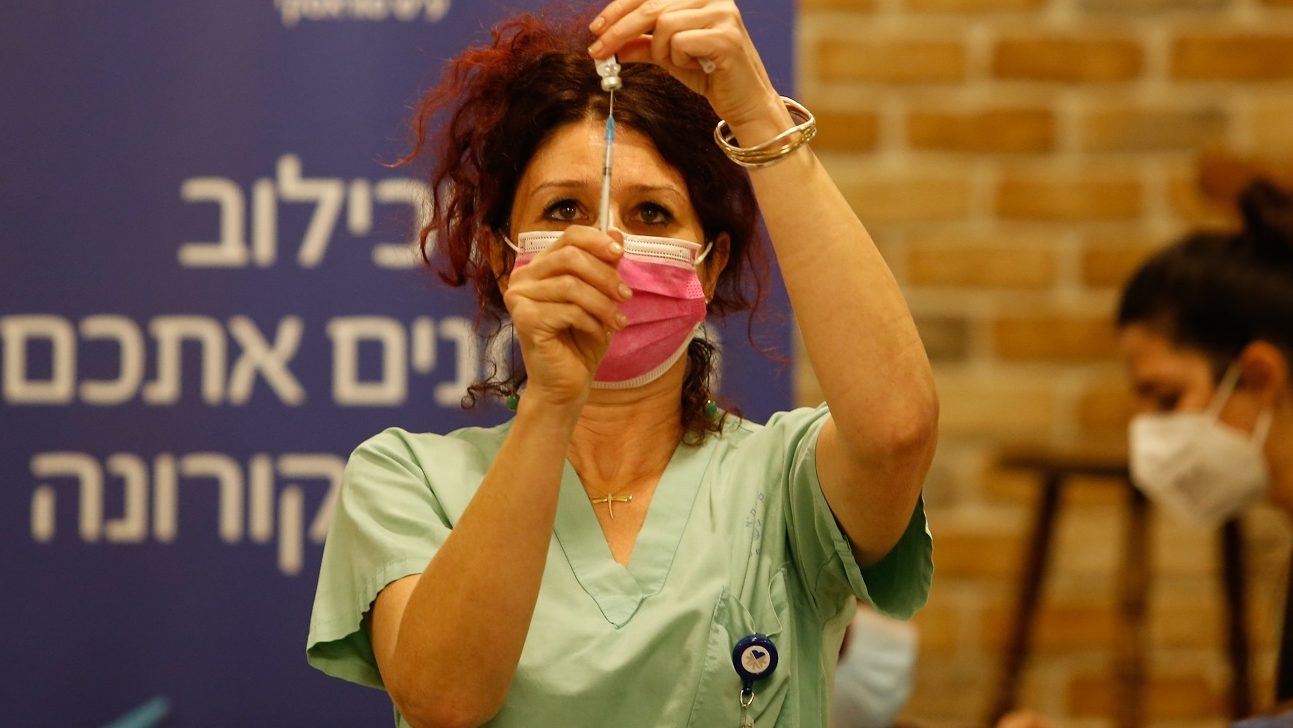 Izraelben már a lakosság tíz százalékát beoltották a koronavírus elleni vakcinával