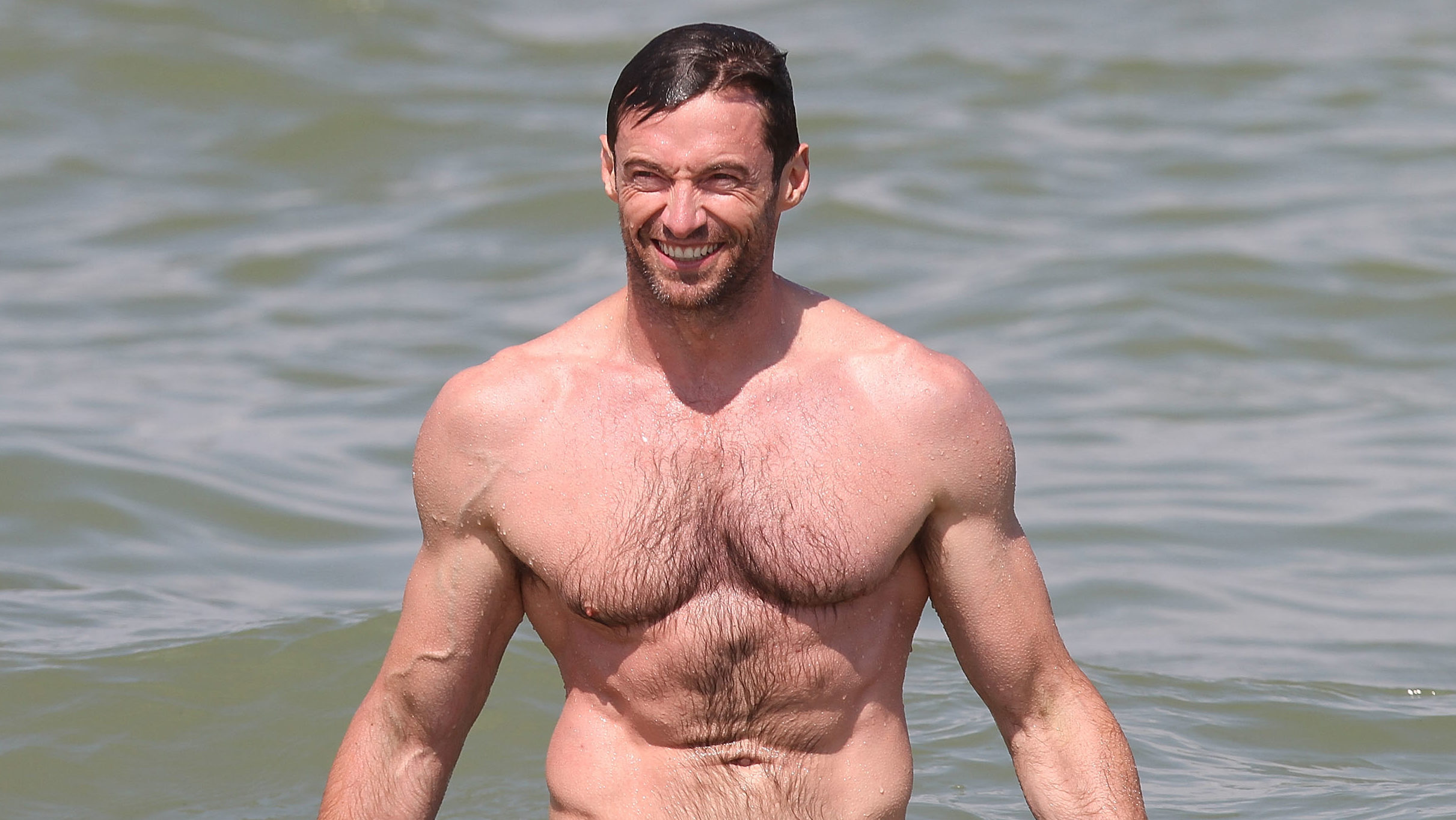 Új év alkalmából Hugh Jackman félmeztelenül mártózott meg a jéghideg vízben