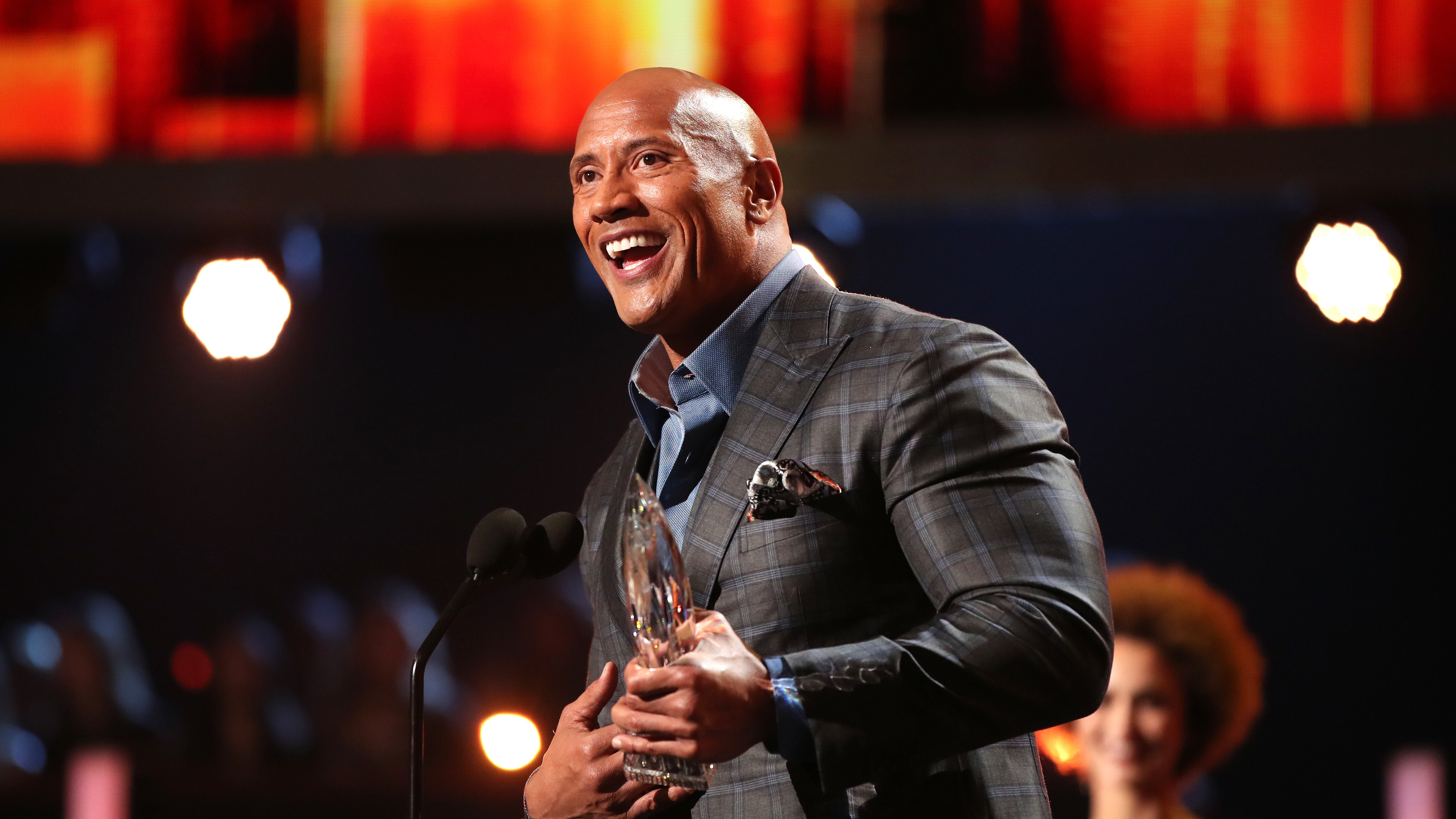 Dwayne Johnson vett egy vadiúj autót az egyik barátjának