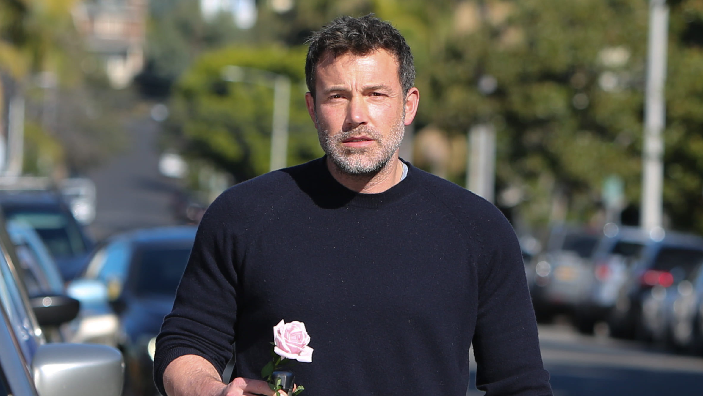 Ben Affleck fotója megint mémesedett, most a földről szedi össze a leejtett ételt