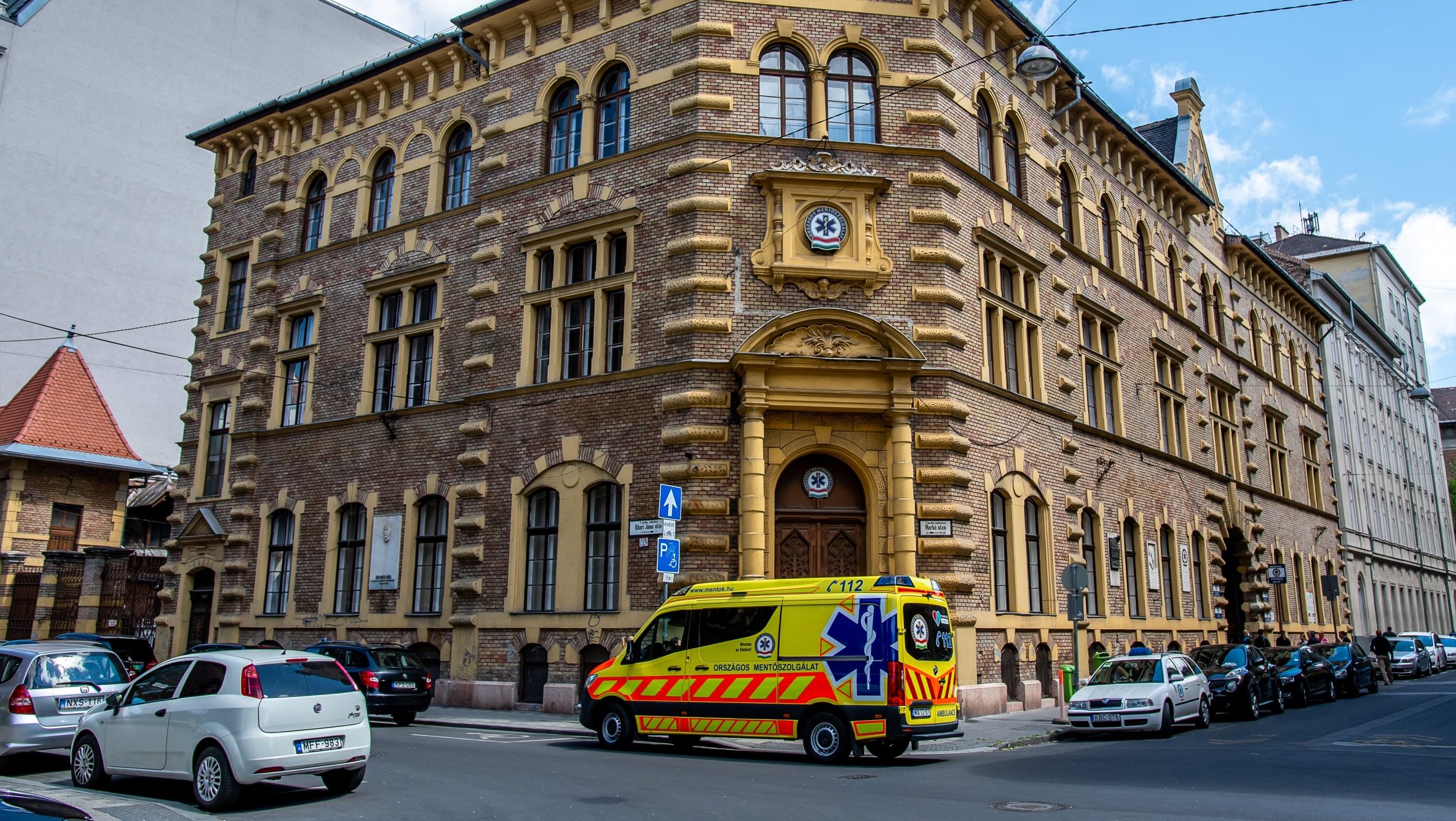 Szabadnapos mentősök segítettek egy apának és lányának, akik az égő lakásuk erkélyén rekedtek