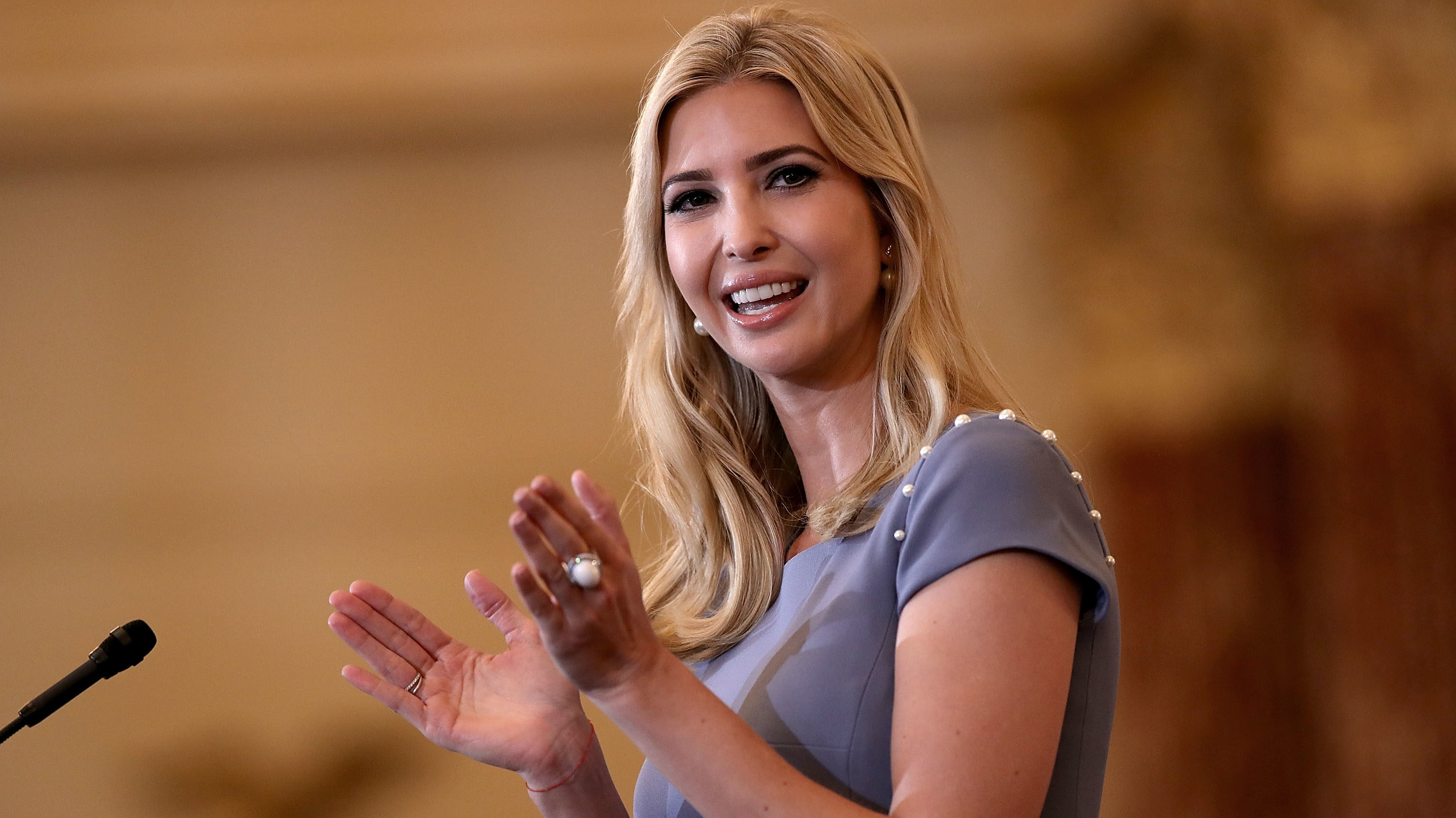 Ivanka Trump a közös fotójukon apja helyett véletlenül az énekes Meat Loafot jelölte meg