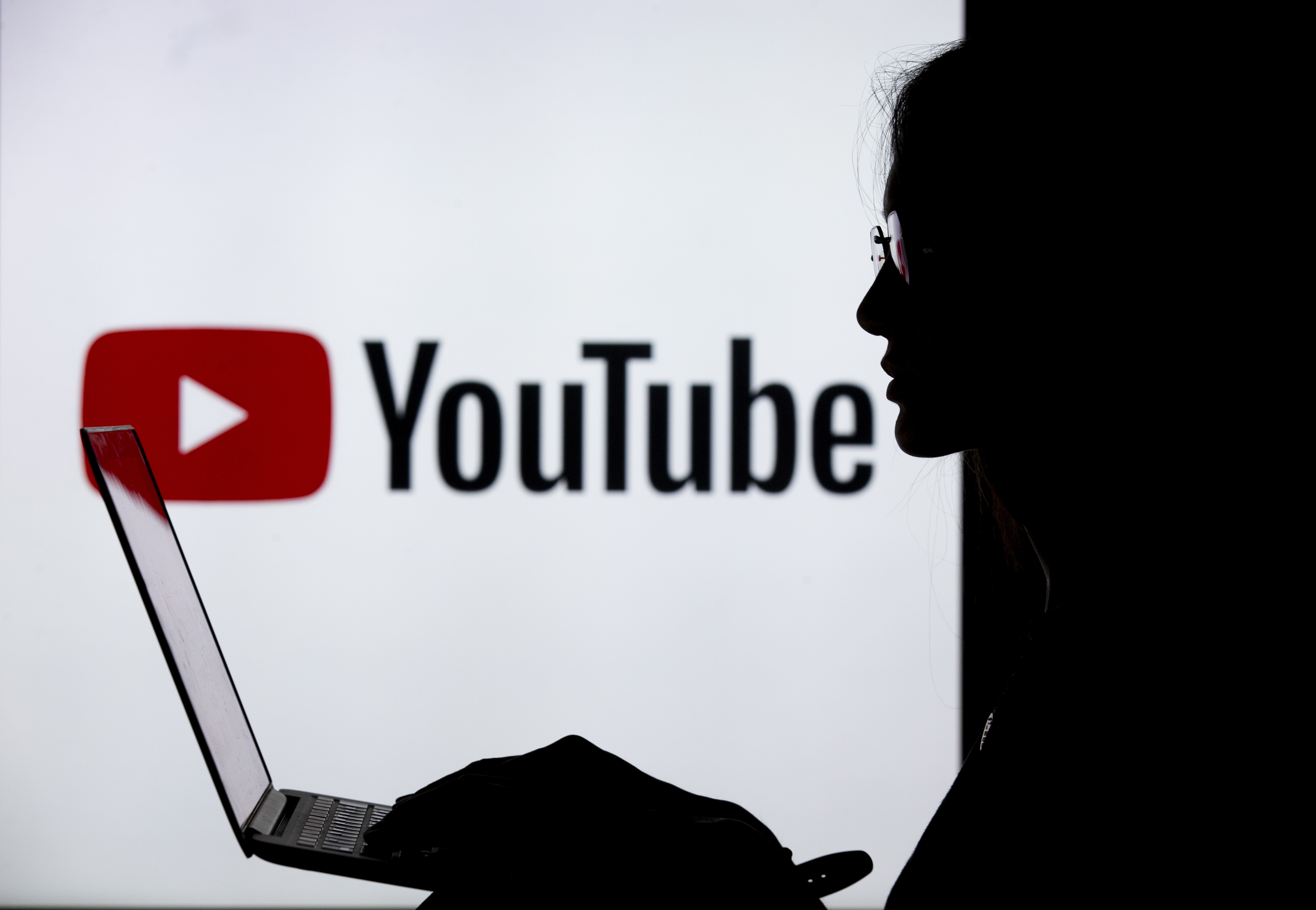 A YouTube megbünteti azokat, akik választási csalásról posztolnak