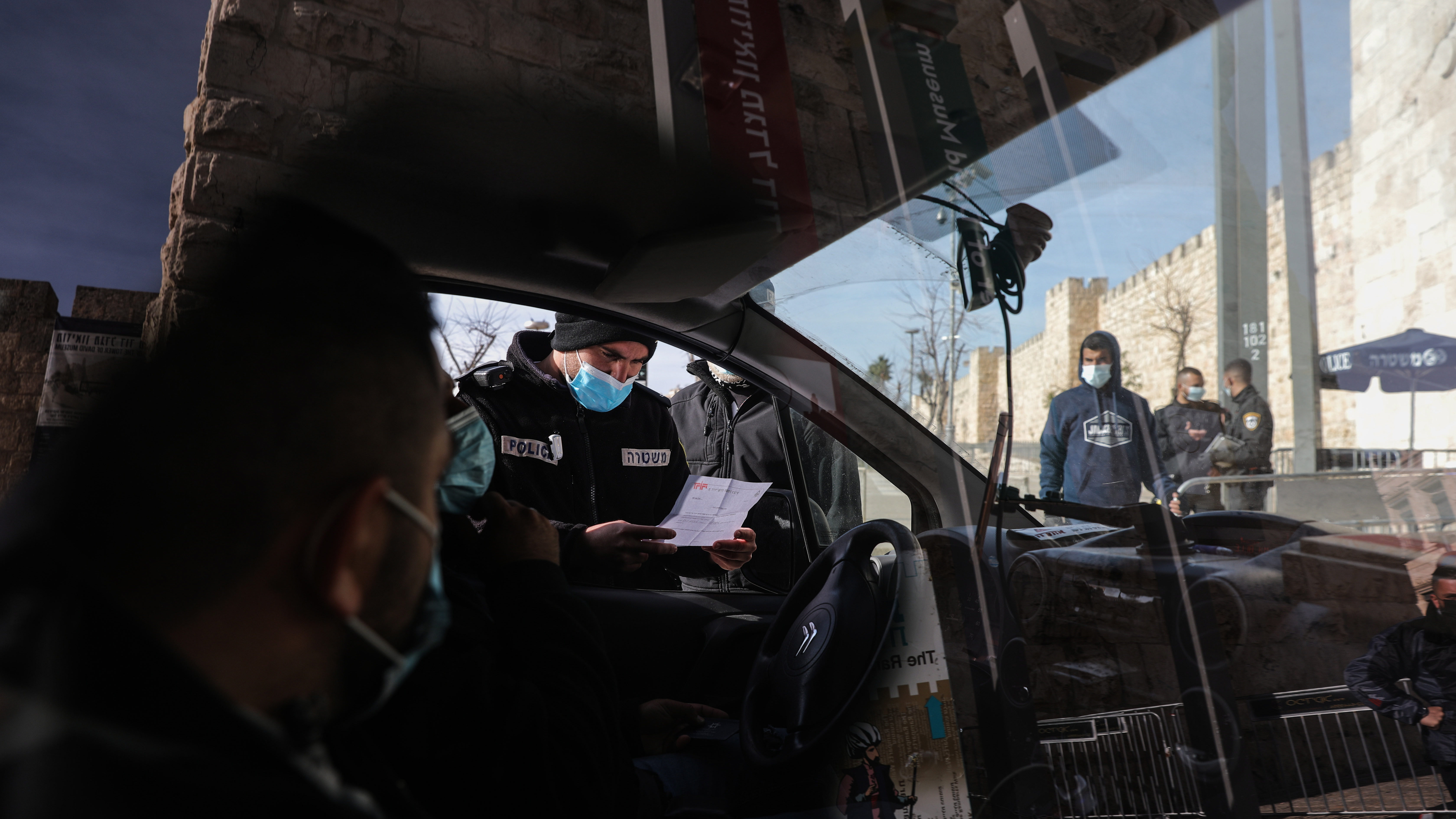 Izraelben a rendőri útblokád is része lesz a harmadik járványügyi zárlatnak