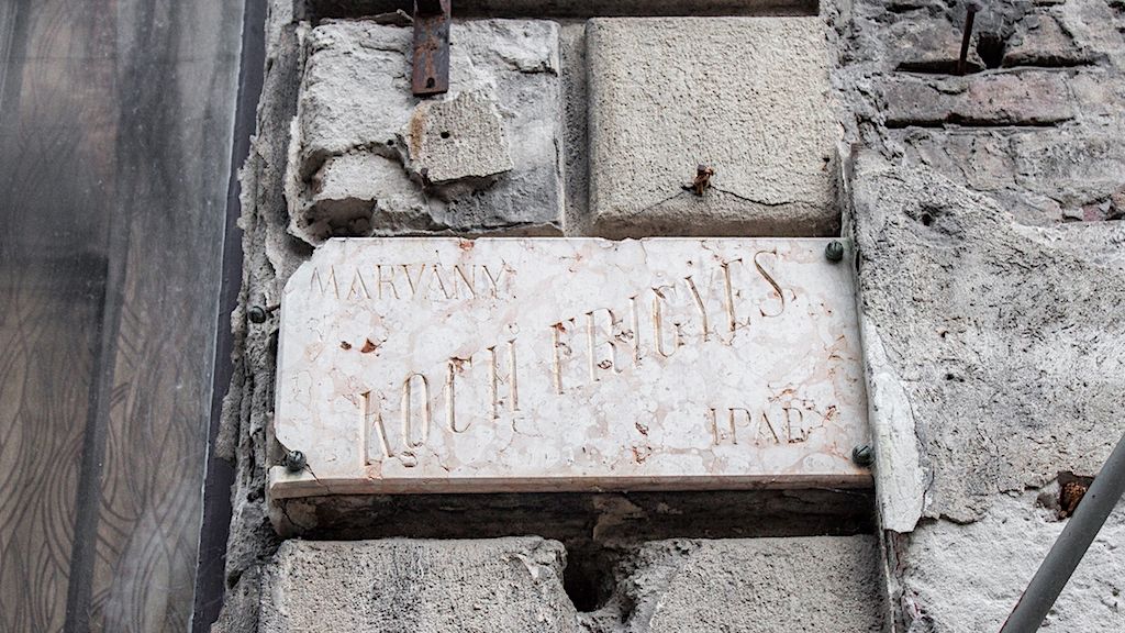 Évszázados gyár márványtábláit őrzi egy pusztuló józsefvárosi ház fala