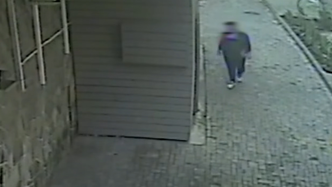 Összetörte a lopott kocsit a rendőrök elől menekülő hústolvaj –  videóval
