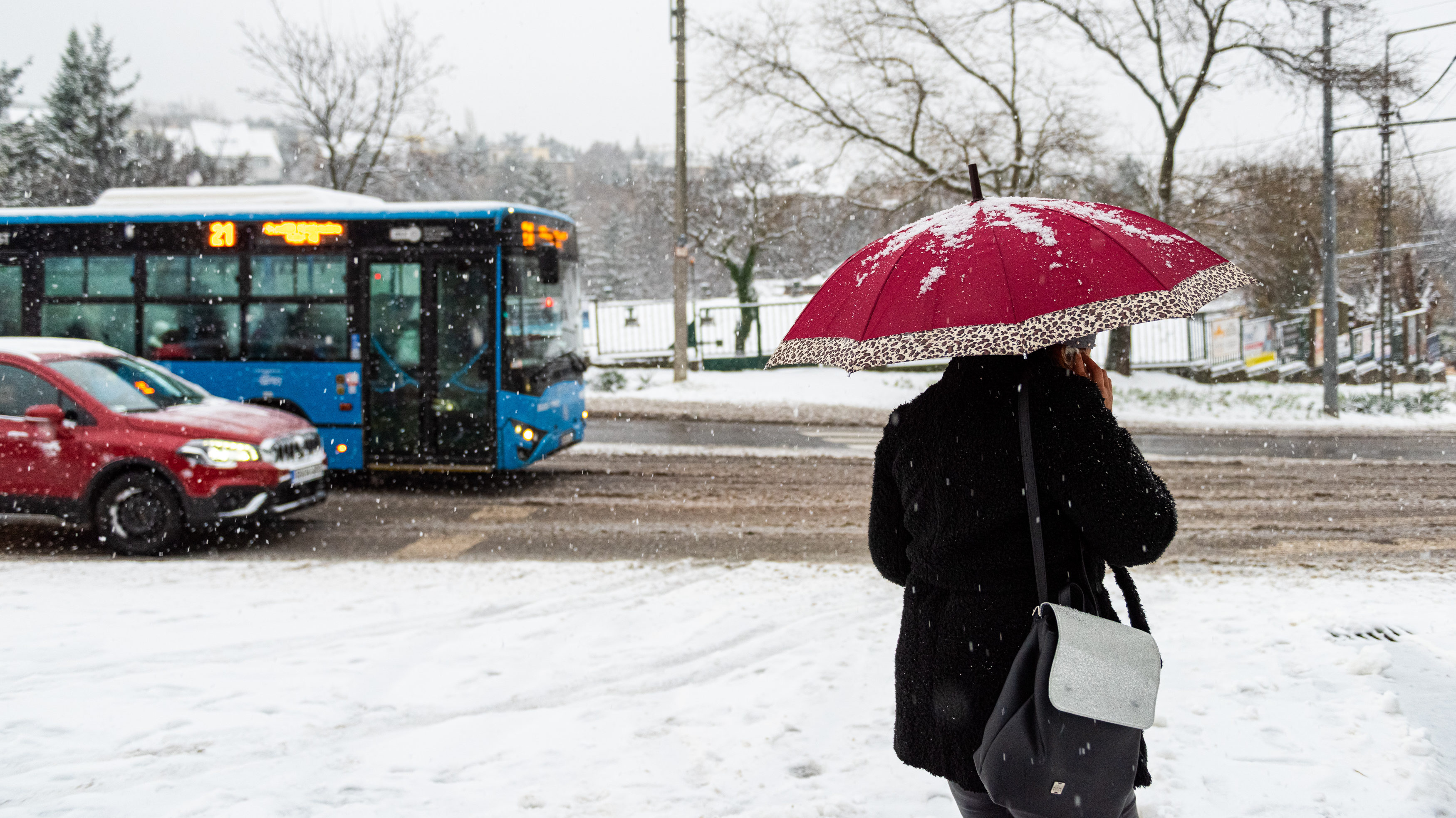 Szaporodnak a balesetek, több vonat nem jár a havazás miatt