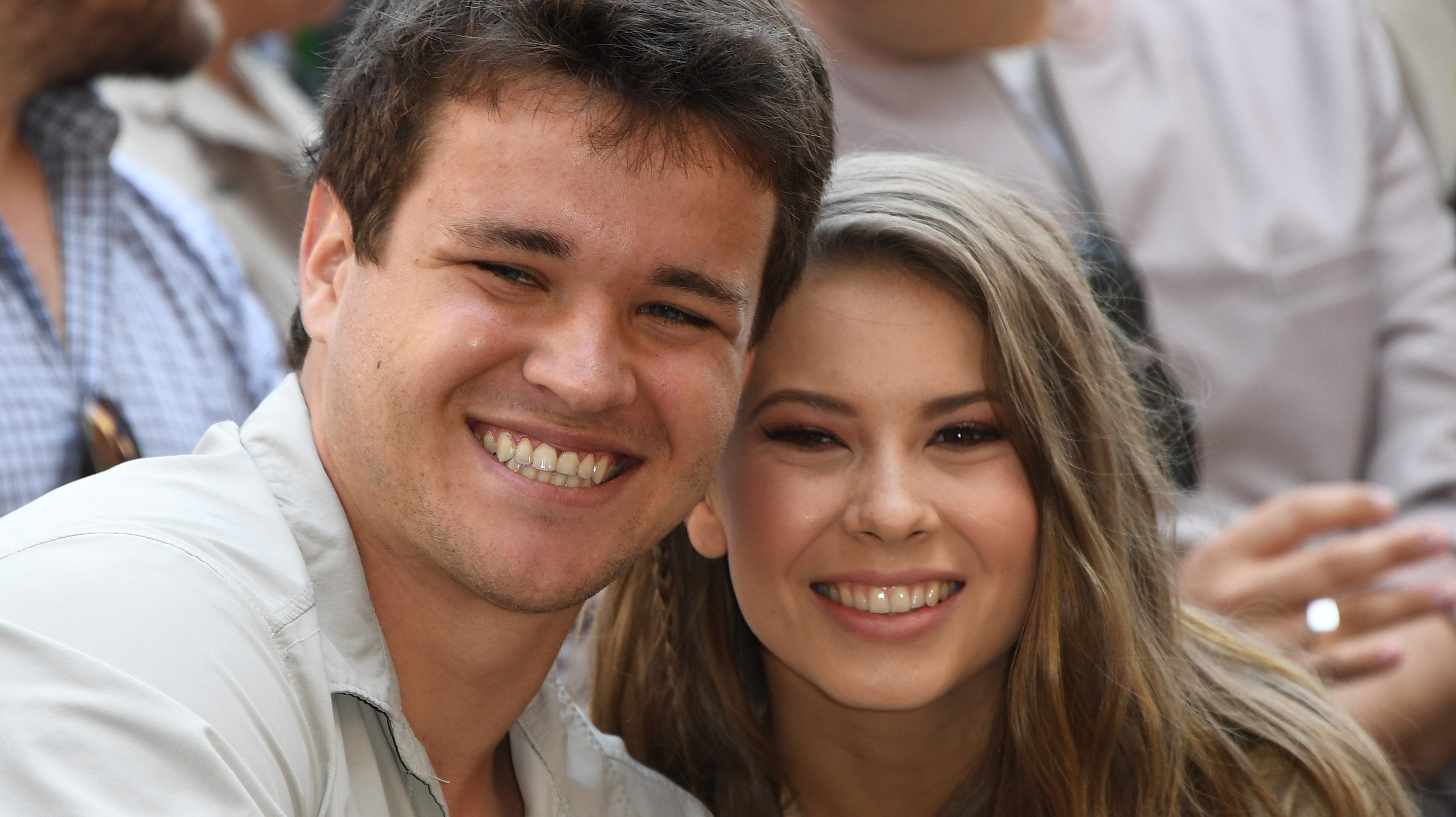 A terhes Bindi Irwin újraalkotta szülei babavárós fotóját