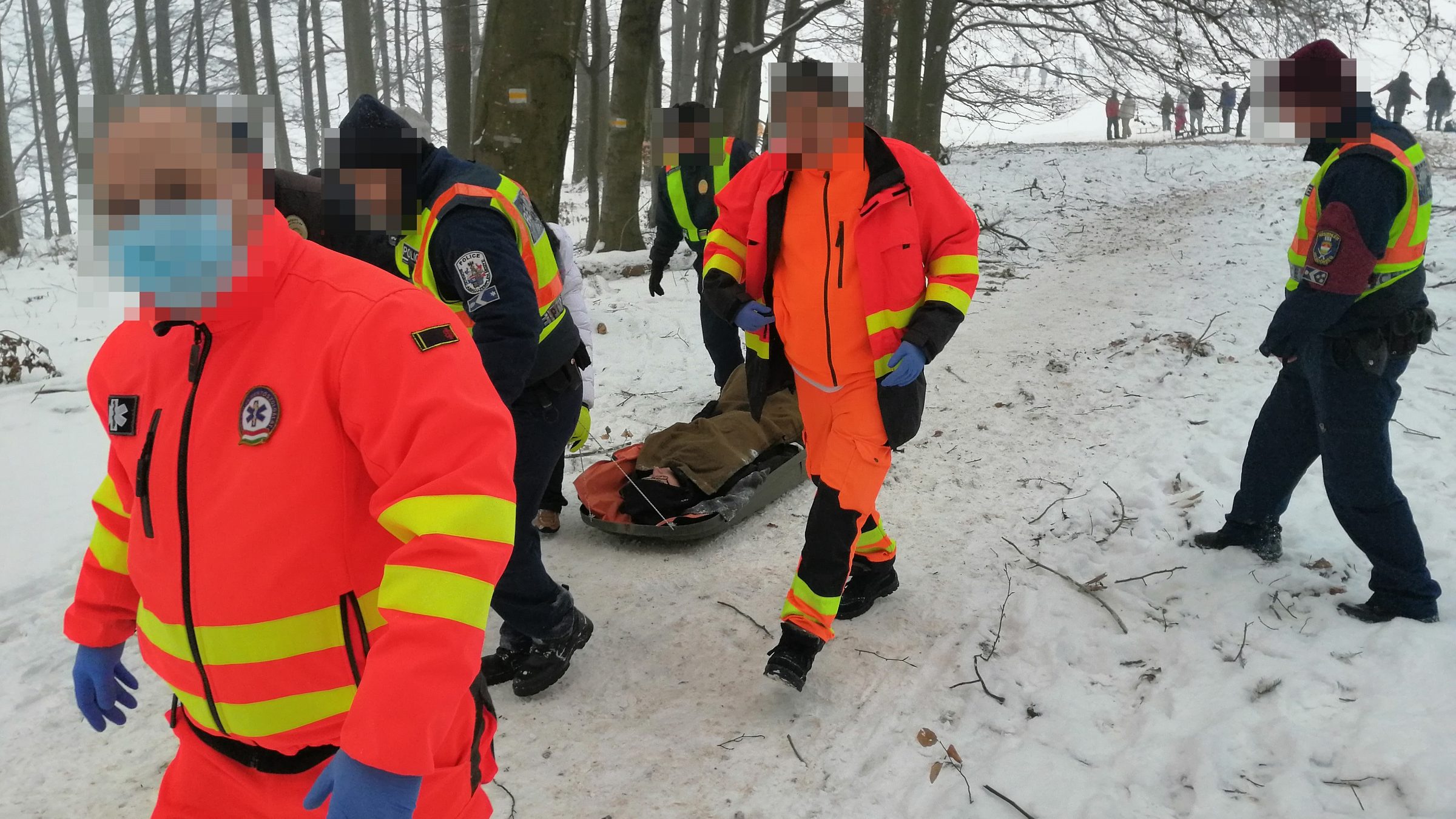 Rendőrök is segítettek annak a férfinak a mentésében, aki egy tetőcsomagtartó fedelével szánkózott Bánkúton