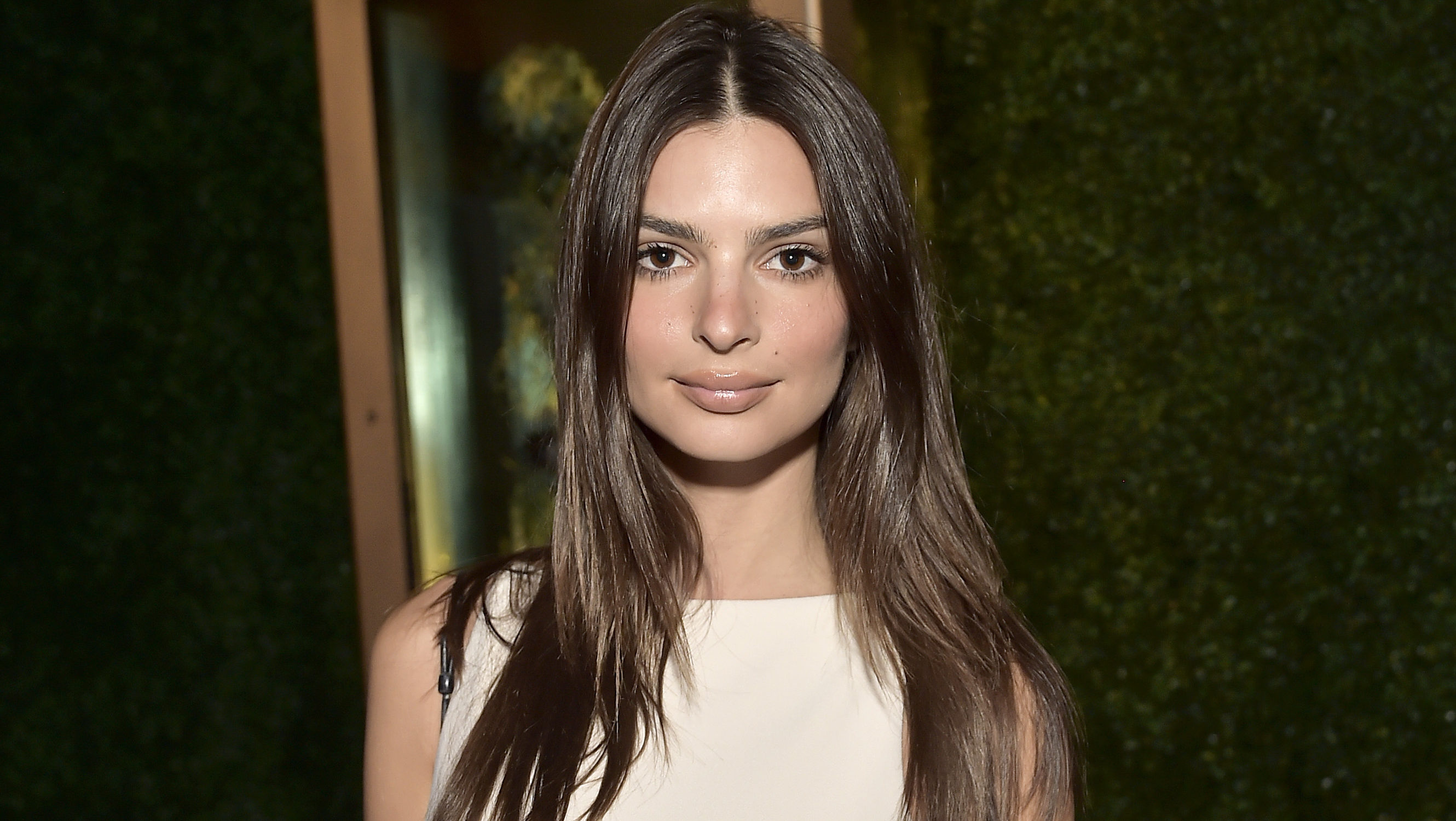 Emily Ratajkowski büszkén mutogatja a terheshasát új videójában