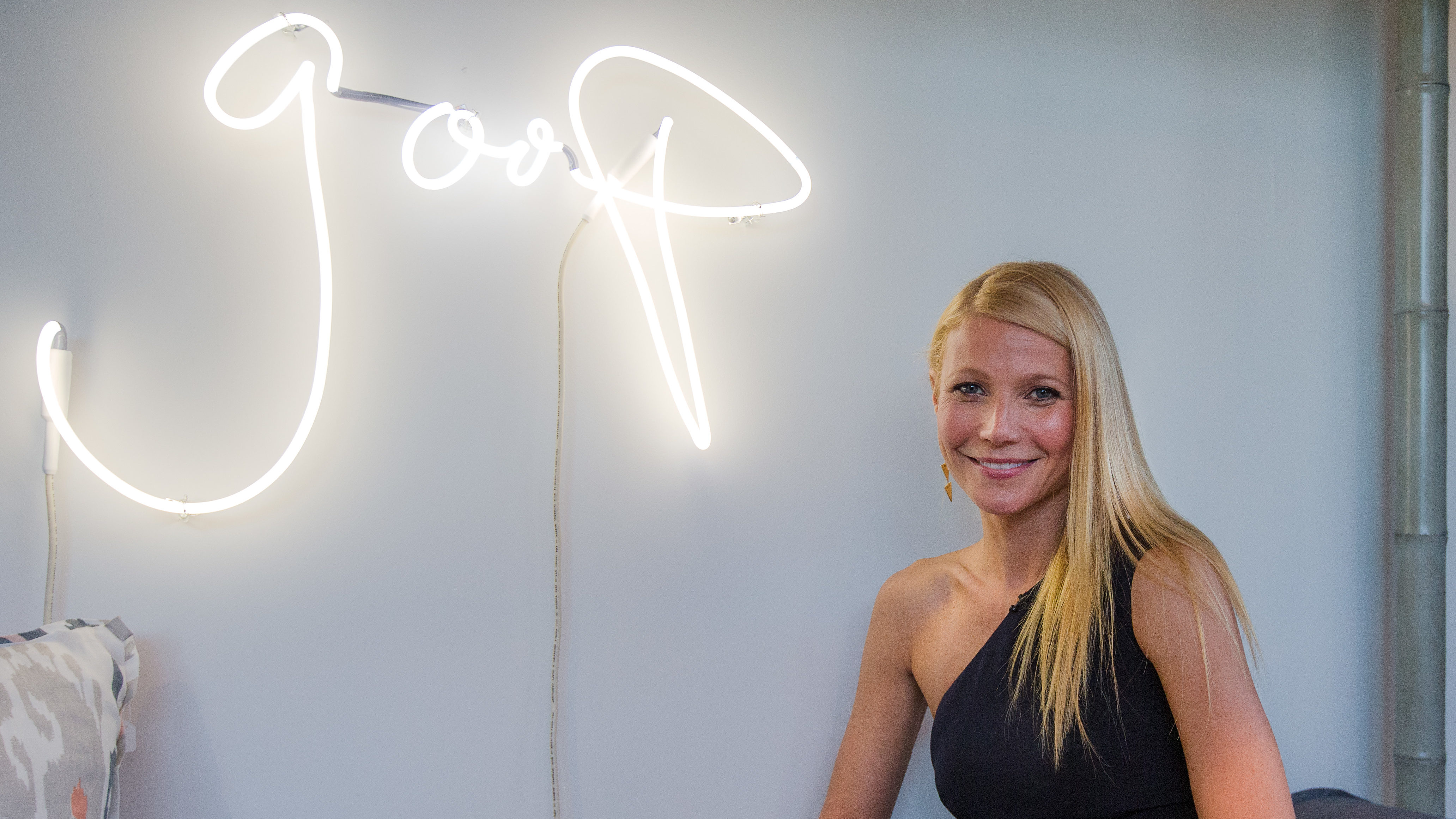 Felrobbant Gwyneth Paltrow vagina illatú gyertyája egy nő otthonában