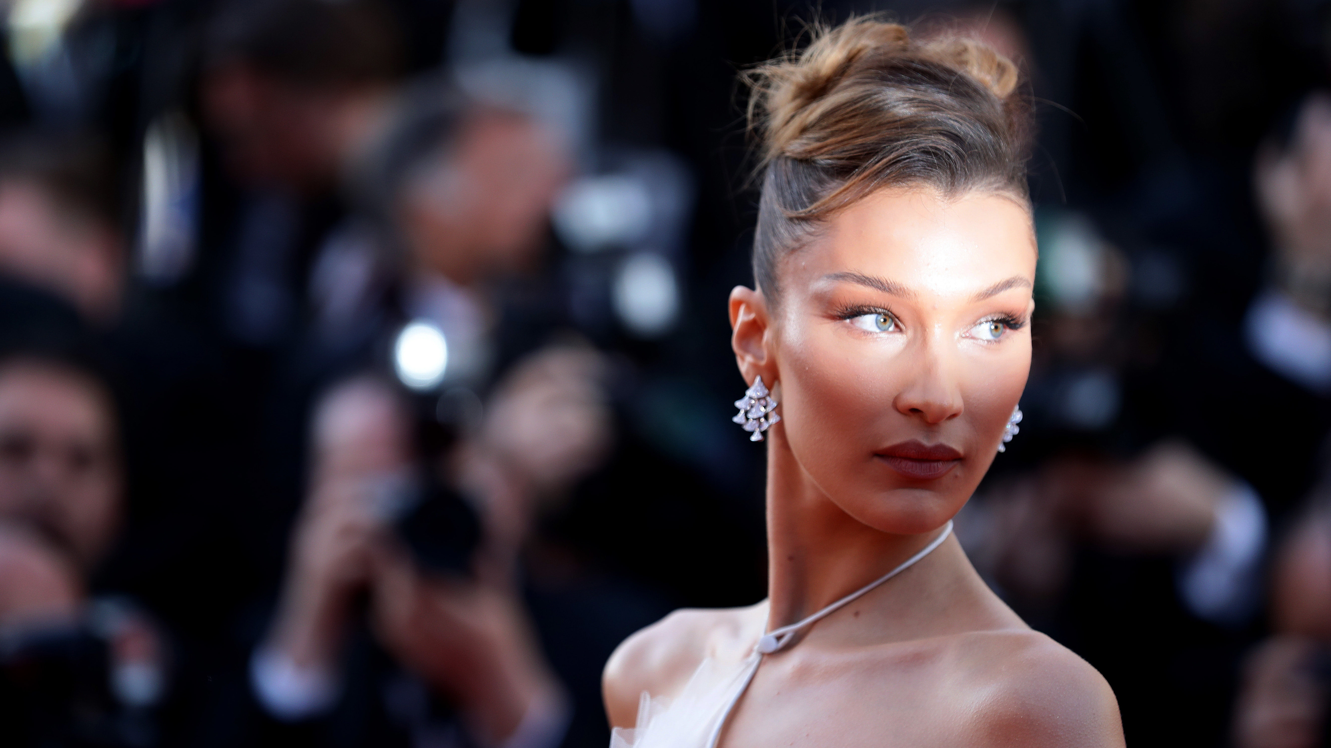 Bella Hadid egész testét ezüstre festették, hogy úgy nézzen ki, mint egy űrlény