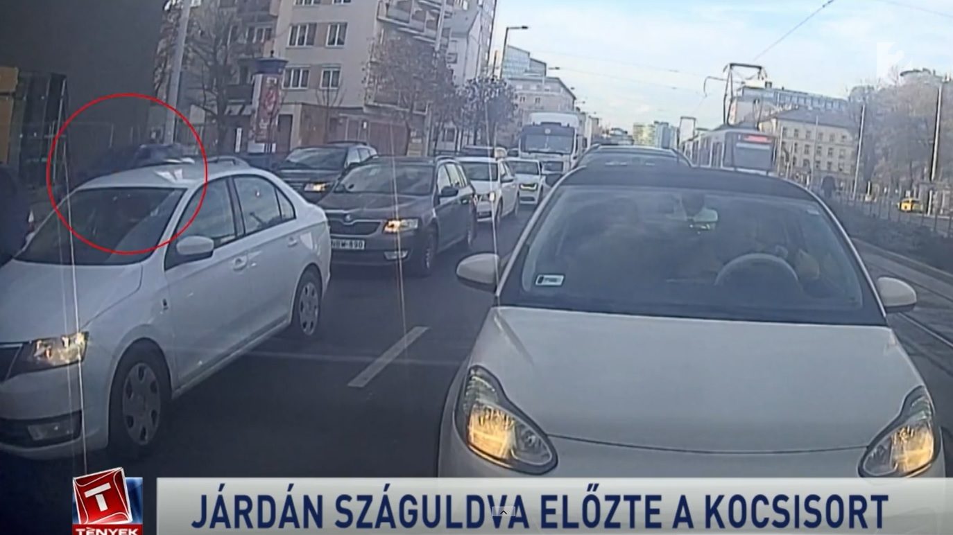 Járdán száguldva kerülte ki a dugót egy budapesti autós