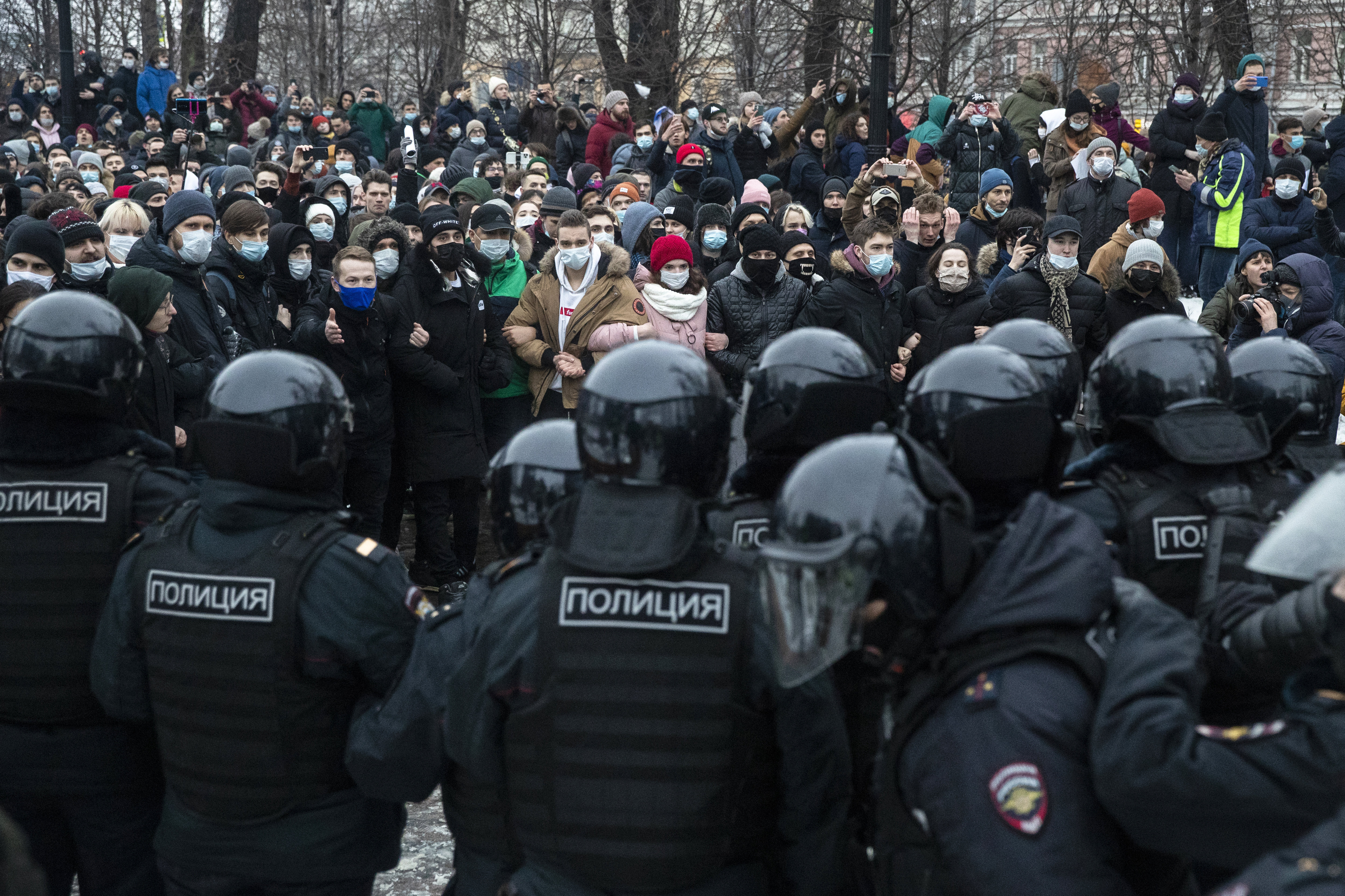 Moszkvában hógolyóval dobálta a rendőröket a tömeg