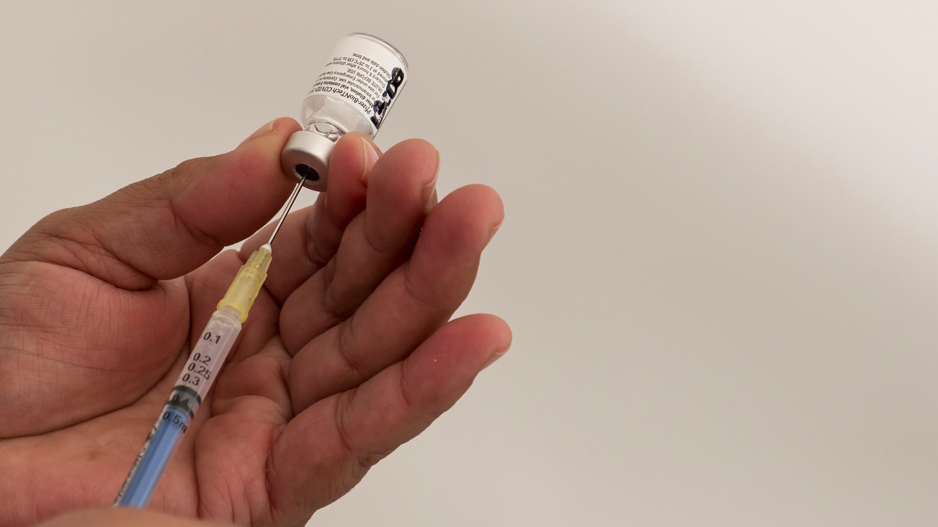 Német lapértesülés: 65 év felettieknél hatástalan az Oxfordi Egyetem vakcinája