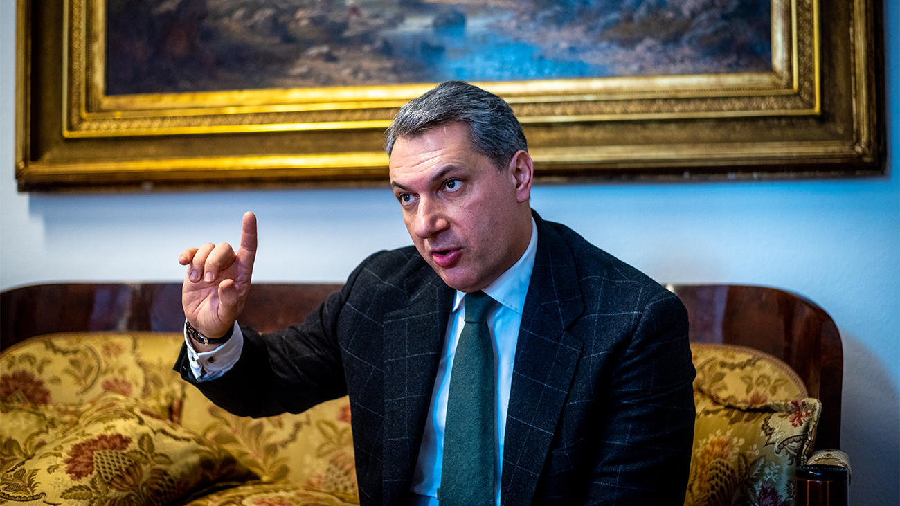 Lázár János: Orbán Viktor állja és adja is a pofonokat, de amint korrektül viselkednek vele, simulékonyabbá válik