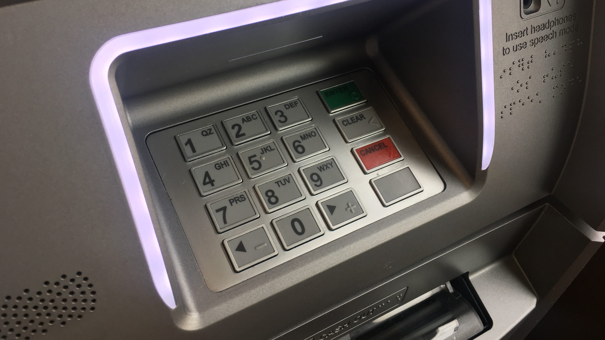 Facebook-videóban nyalta végig egy ATM billentyűzetét egy brit vírustagadó