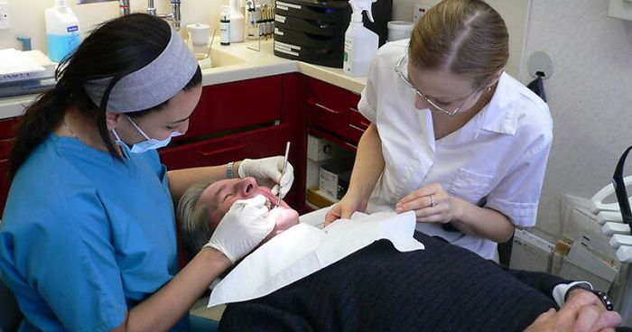 Ezért beszélnek a fogorvosok a páciensekhez, ha közben a kezük a beteg szájában van