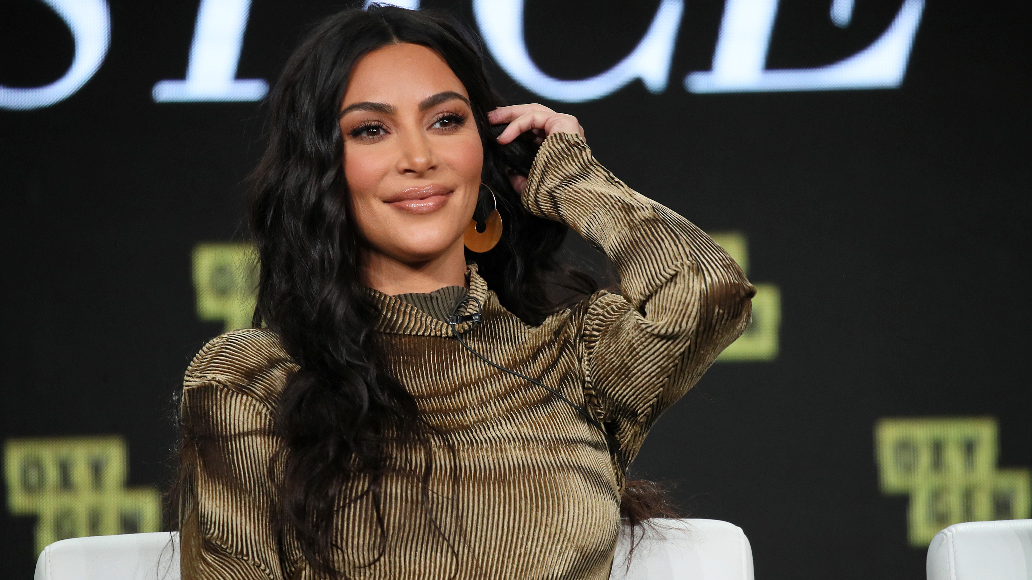 Kim Kardashian a saját szemöldökét cikizi régi fotóján