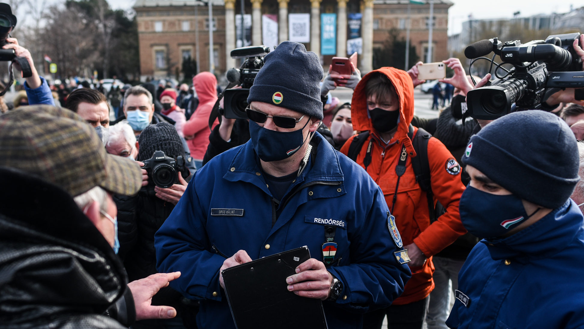 Rendőrök vetettek véget az üzletnyitásért tartott budapesti tüntetésnek