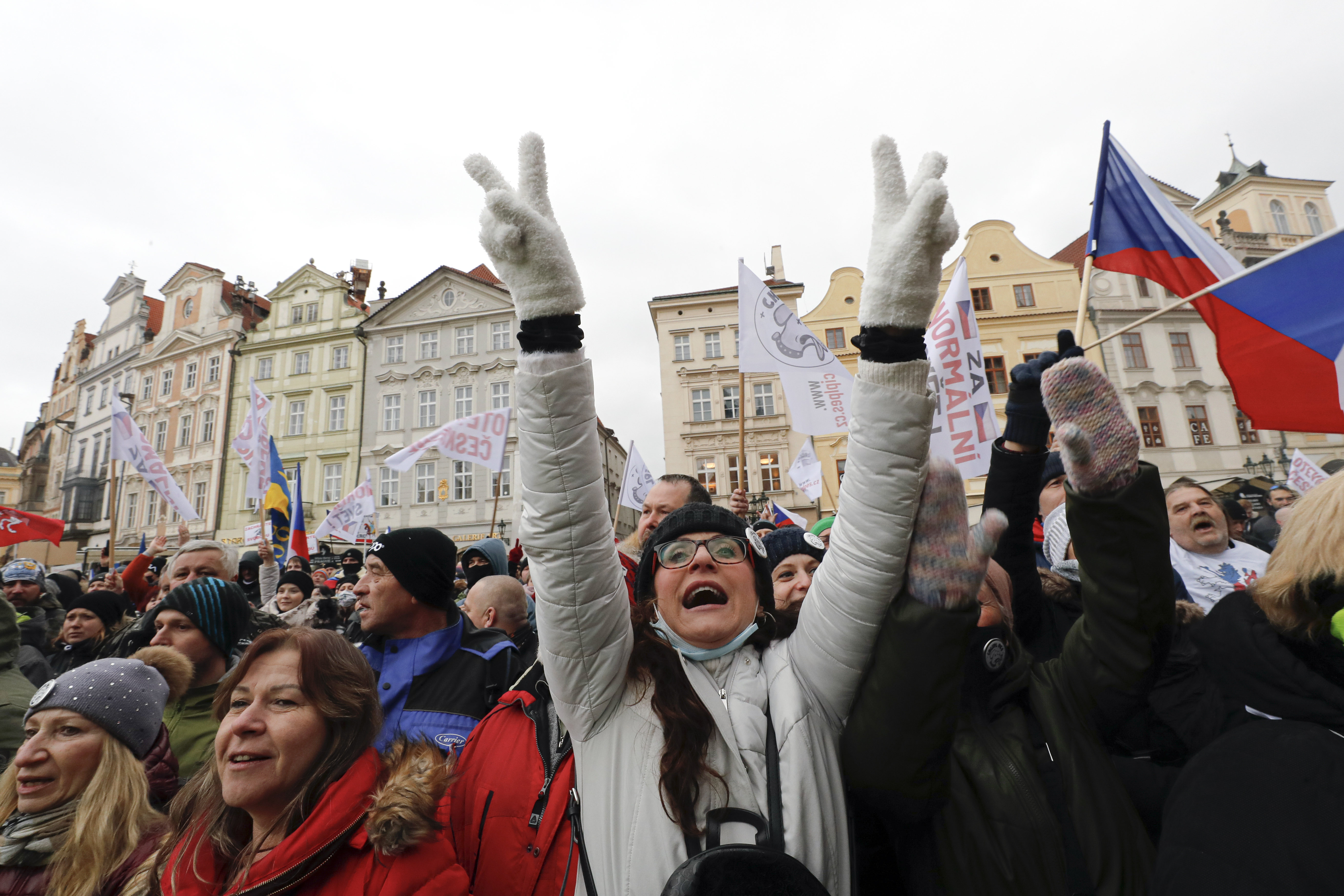 Kétezren tüntettek Prágában a korlátozások ellen
