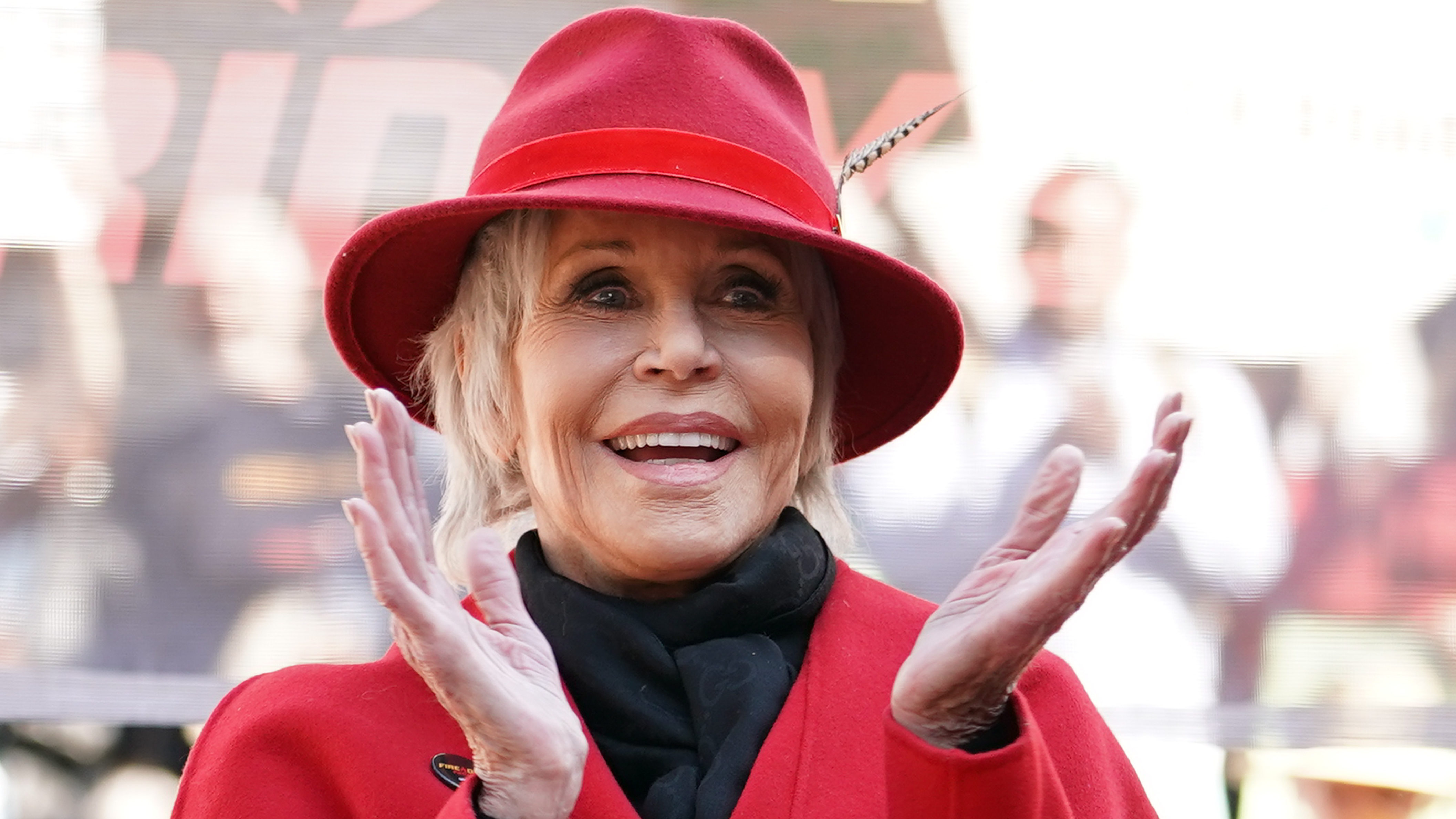 Jane Fonda posztolt egy fotót arról, hogy épp megkapja a koronavírus elleni védőoltást