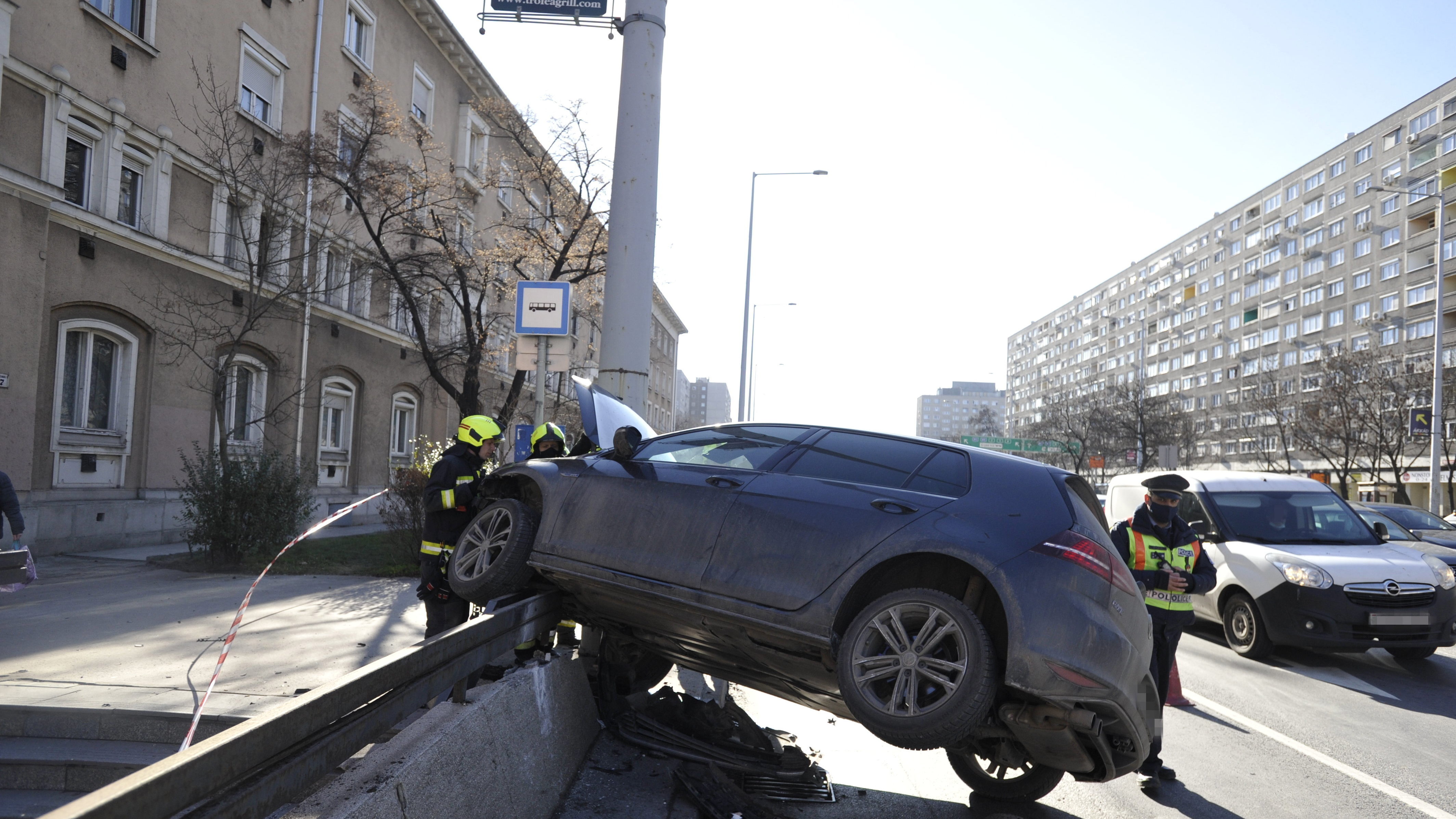 Életveszélyesen megsérült egy motoros Óbudán – fotók