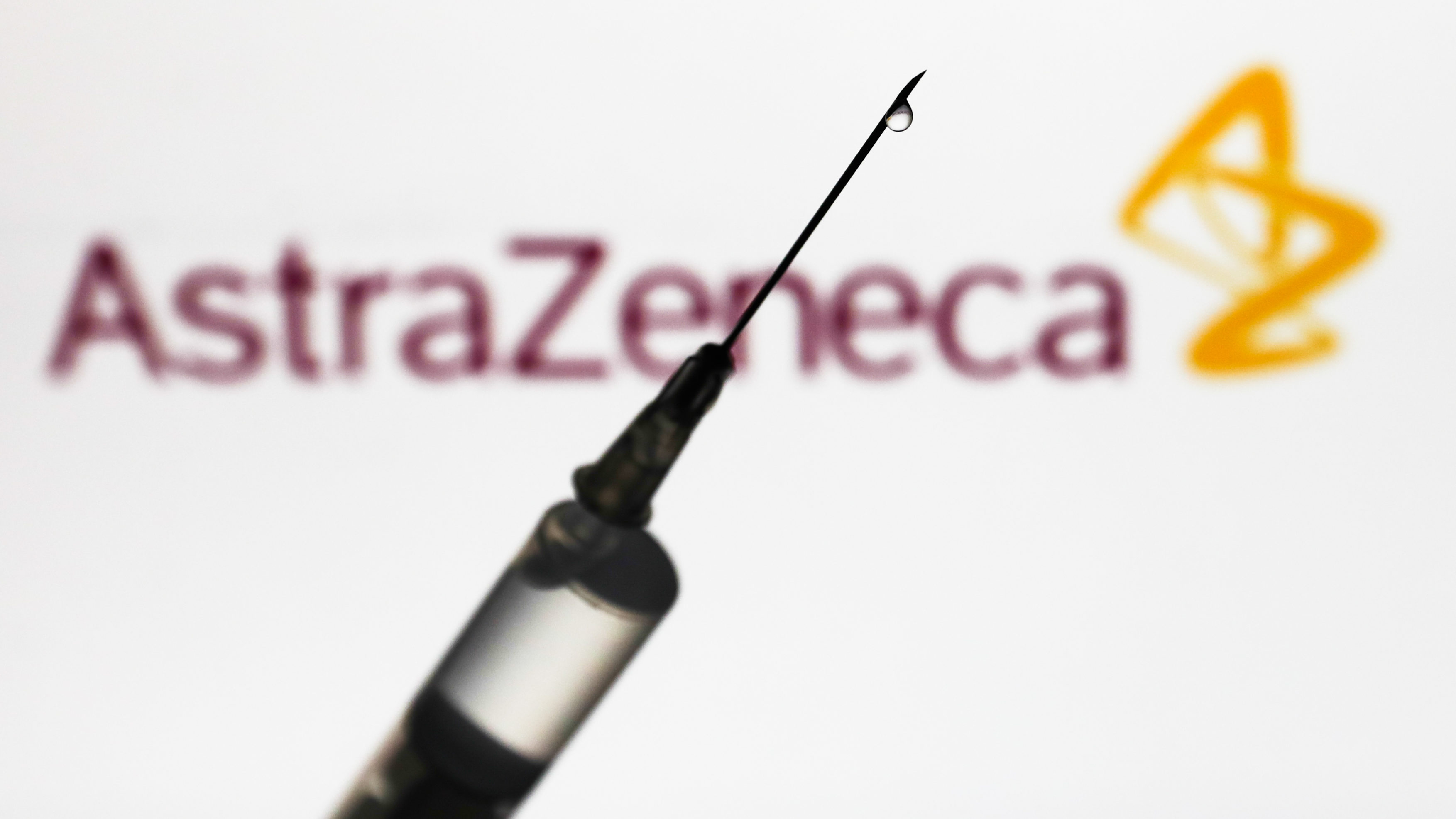 Csak 65 éven aluliaknak ajánlják az AstraZeneca-vakcinát Franciaországban