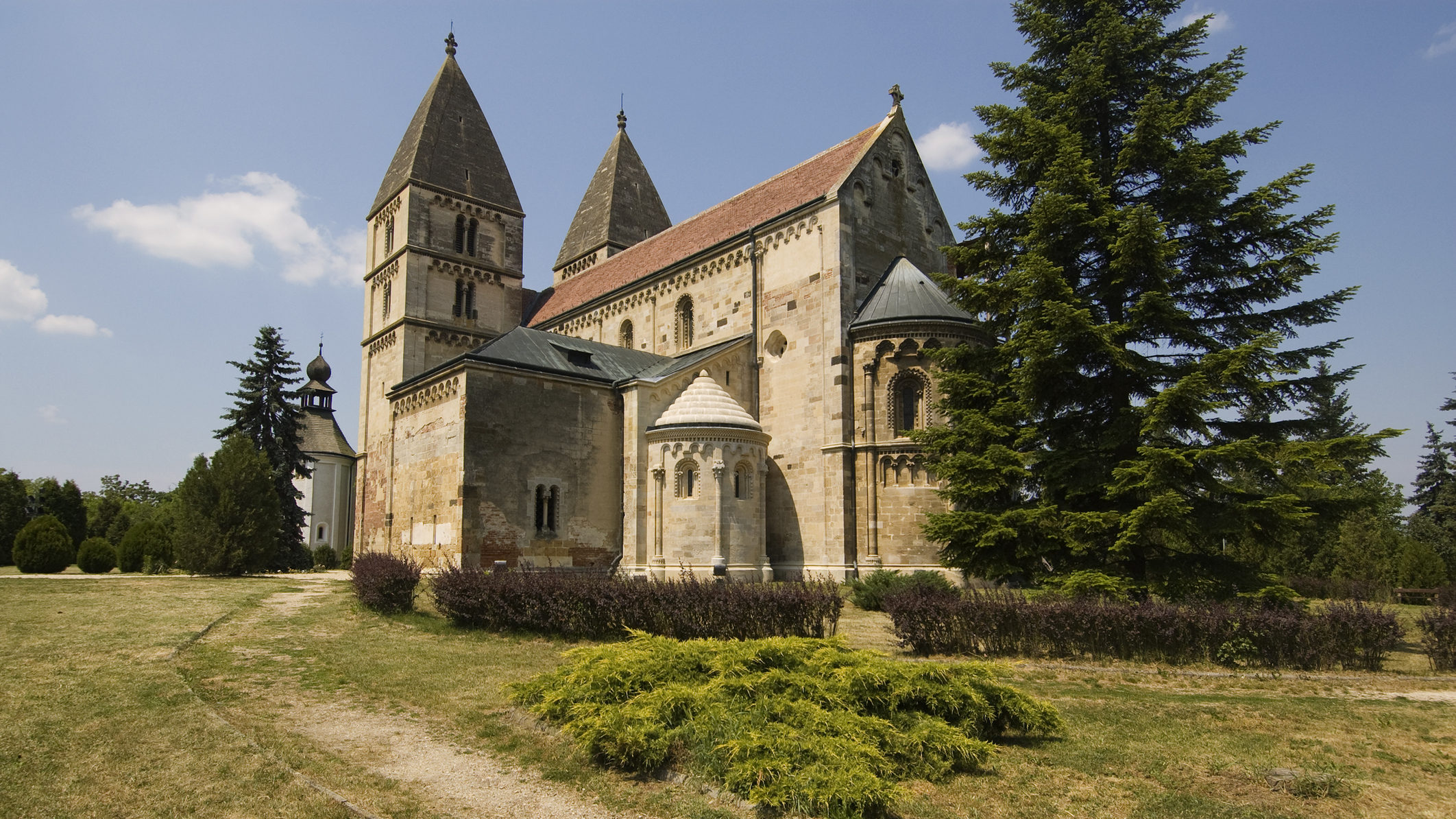 Csontvázra bukkantak a jáki templomban