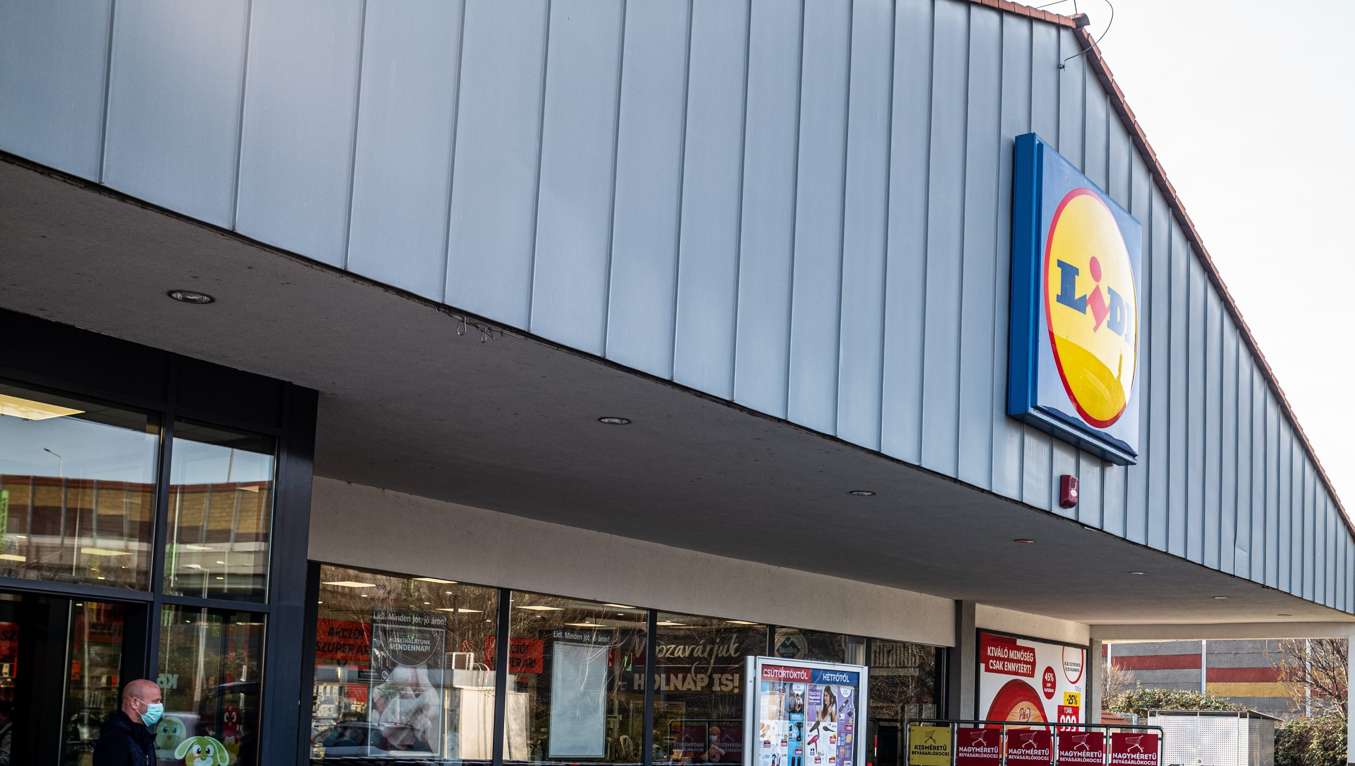 Vásárlás közben rosszul lett, majd meghalt egy nő az érdi LIDL előtt