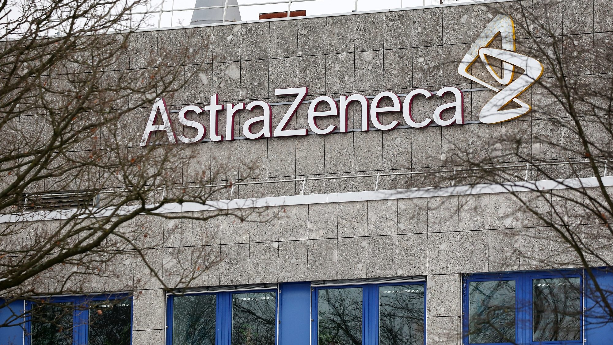 Megérkezett Magyarországra az első szállítmány az AstraZeneca-vakcinából