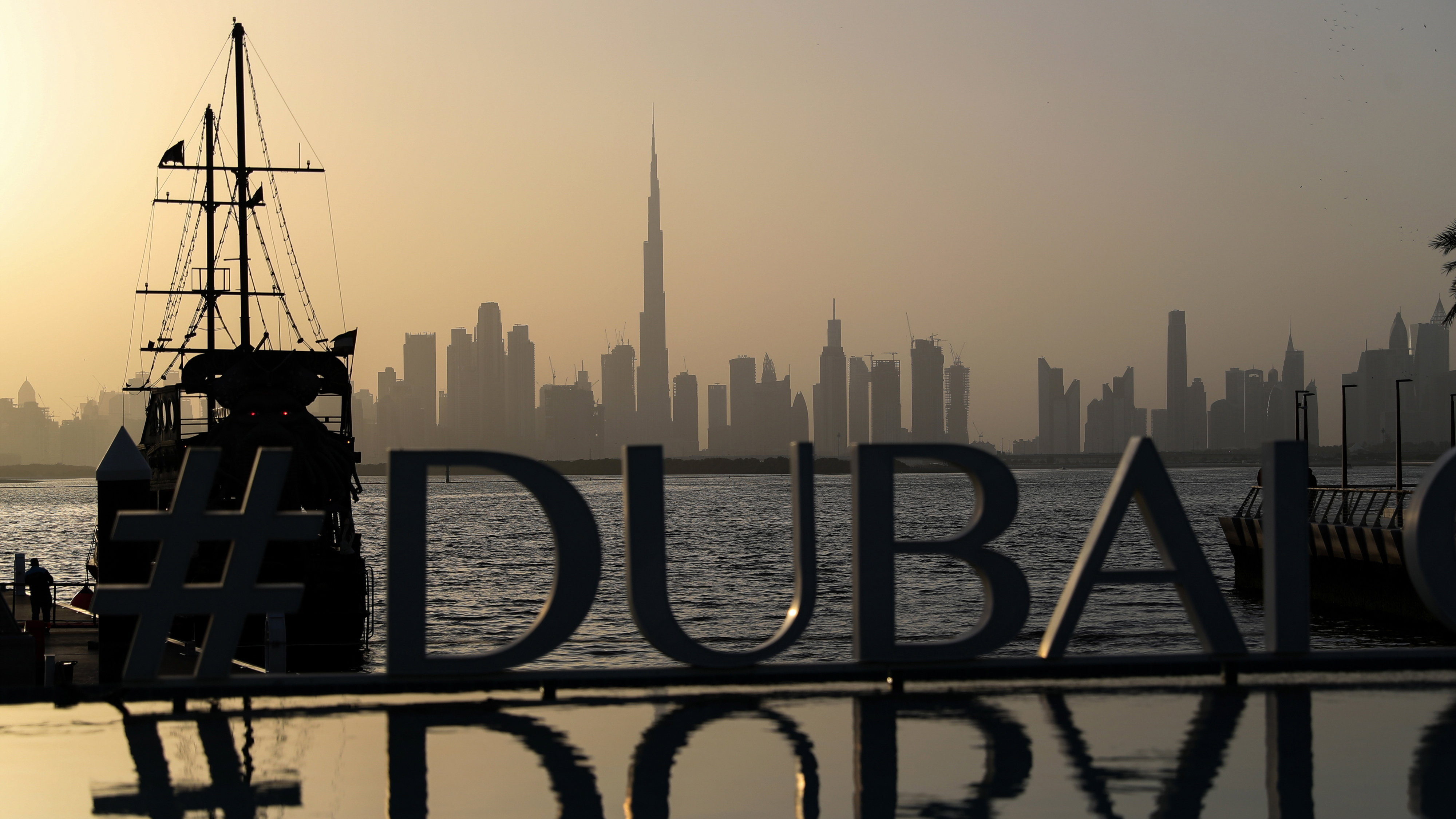 Dubaj nem korlátozott és beengedte a turistákat, most elszabadult a járvány