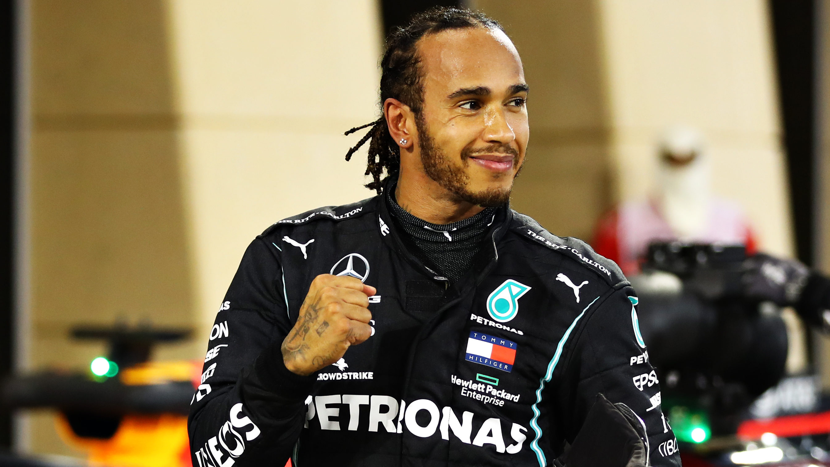 Elfogytak a kérdőjelek, Lewis Hamilton marad a Mercedesnél